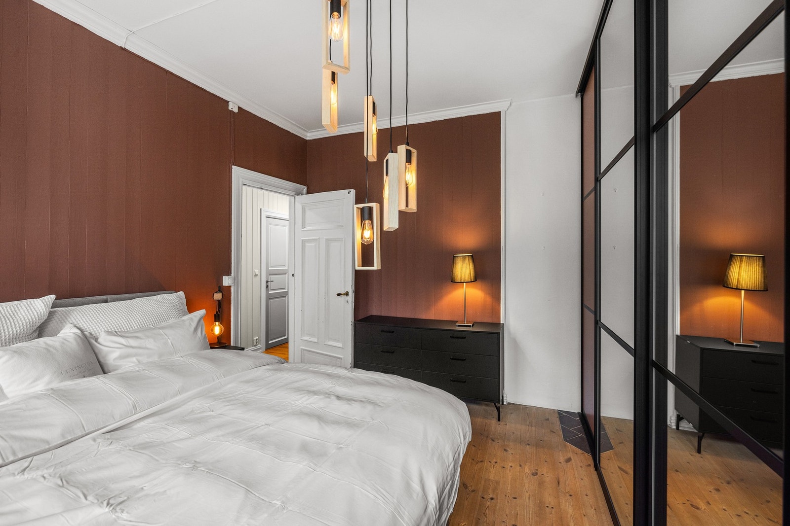 Soverommet har en kombinasjon av malte overflater fra 2020 og en mindre murvegg, som tilfører karakter. Gulvet i furu skaper en varm og naturlig atmosfære. Galleribilde