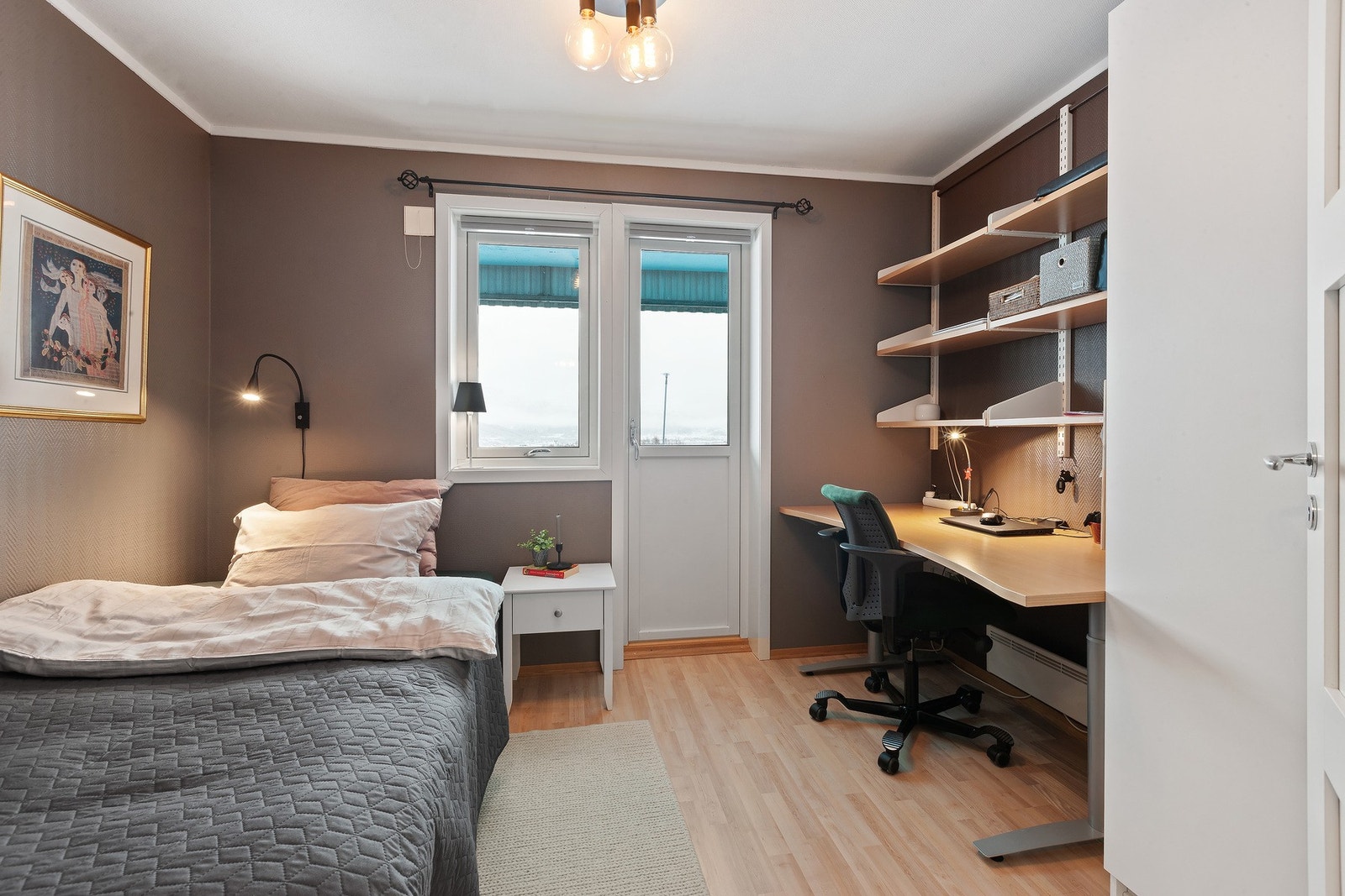 Soverommet har plass til seng med tilhørende nattbord og skrivebord med stol. Det er også utgang til balkong. Galleribilde
