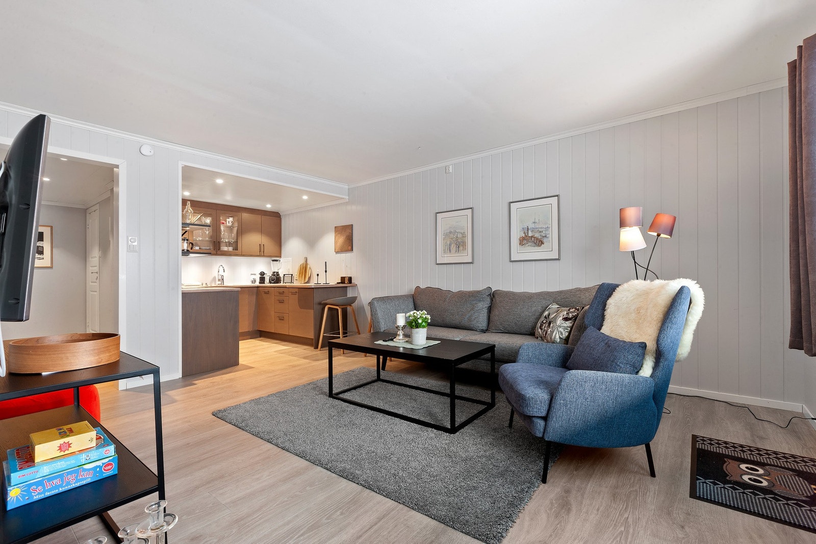 Stuen i underetasjen har fint plass til sofa med tilhørende møblement. Galleribilde