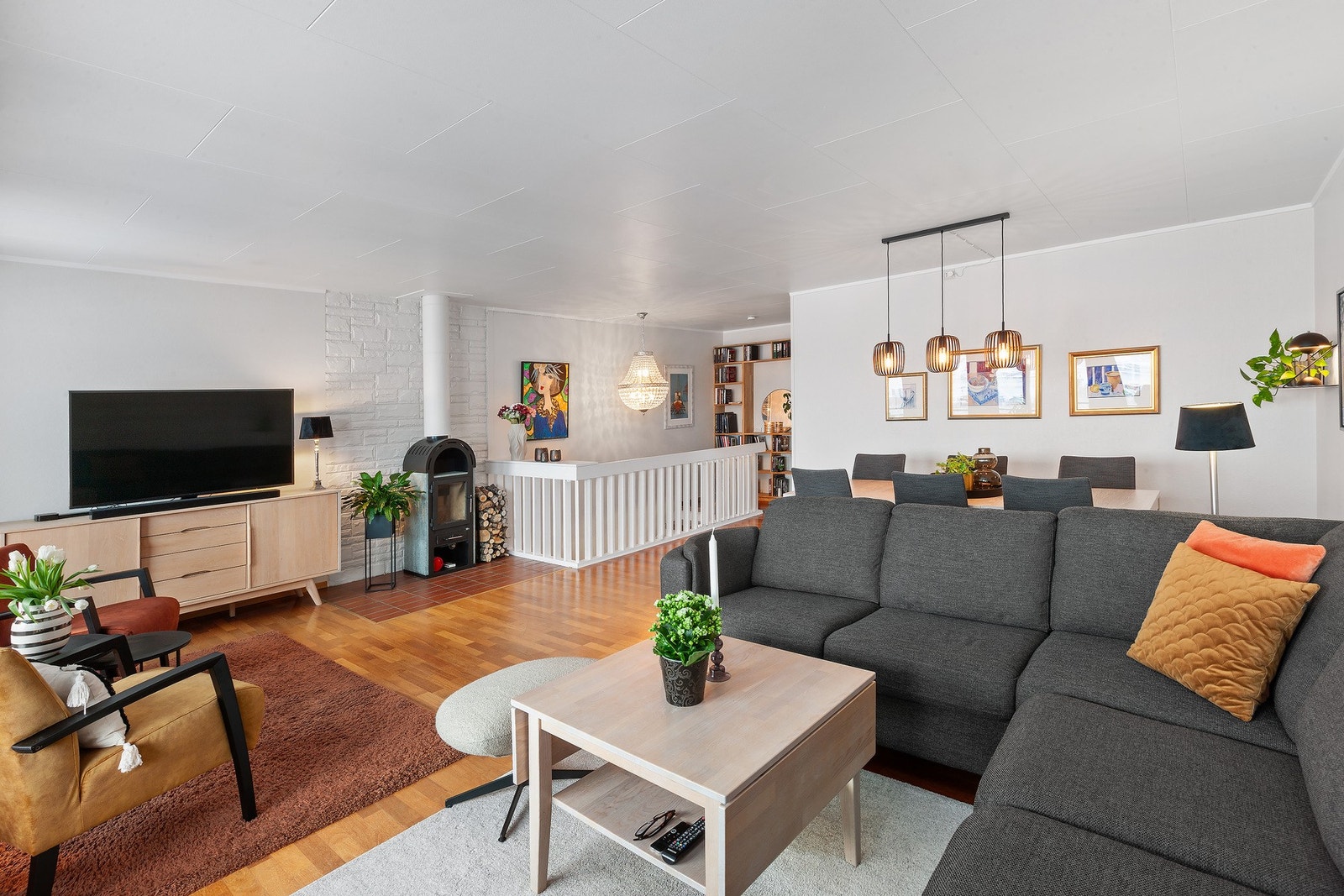Det er vedfyring i stuen noe som bidrar til en hyggelig oppvarming på kaldere dager. Galleribilde