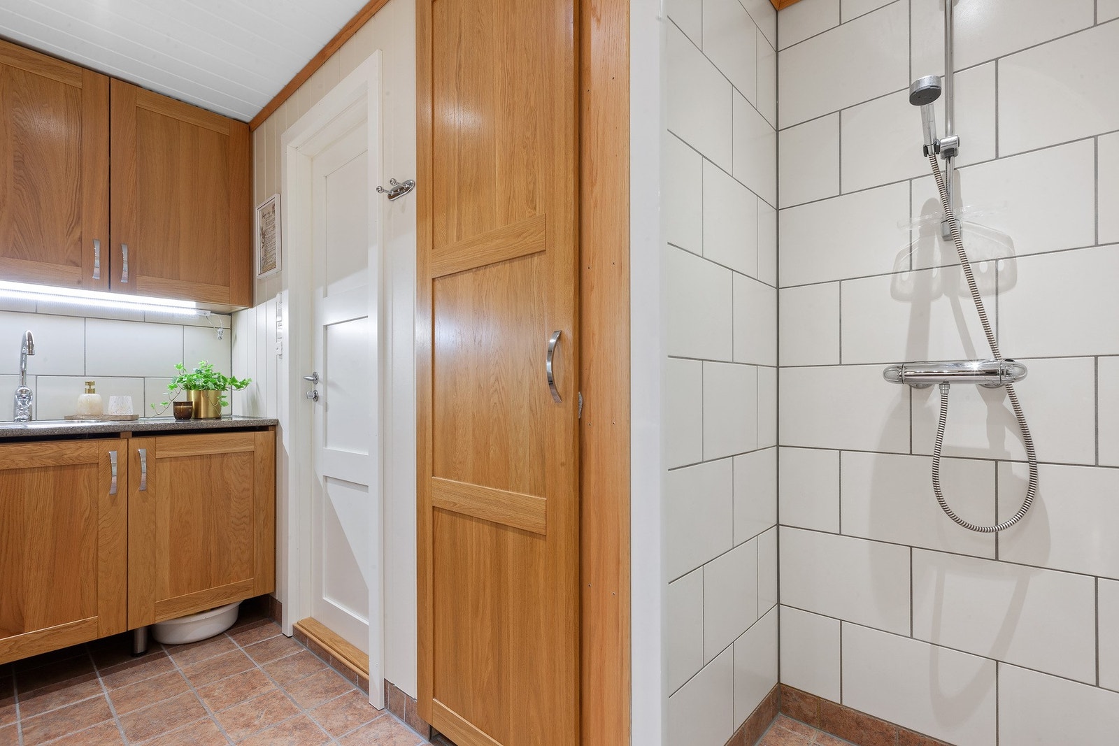 Badet har servantinnredning med skuffer og skap, samt speil med overlys. Det er gode oppbevaringsmuligheter i innredning. Galleribilde