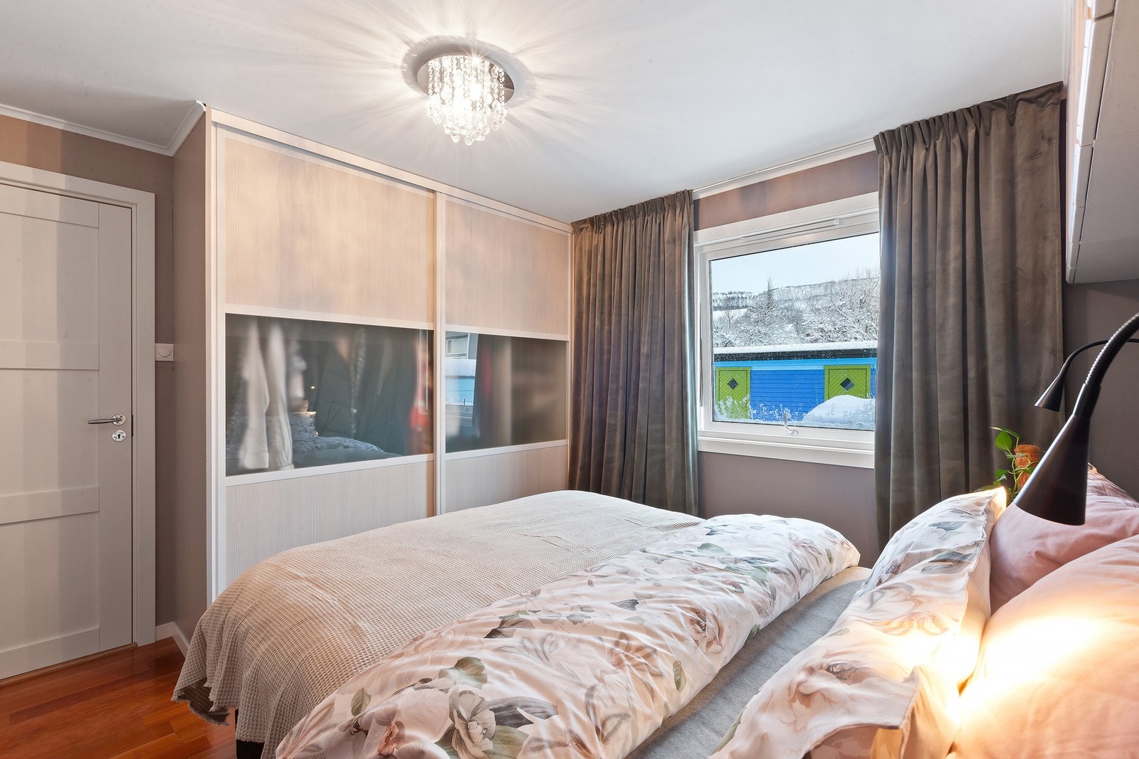 Soverommet er malt i behagelige farger og har skyvedørsgarderobe. Noe som sørger for gode muligheter for diverse oppbevaring. Galleribilde