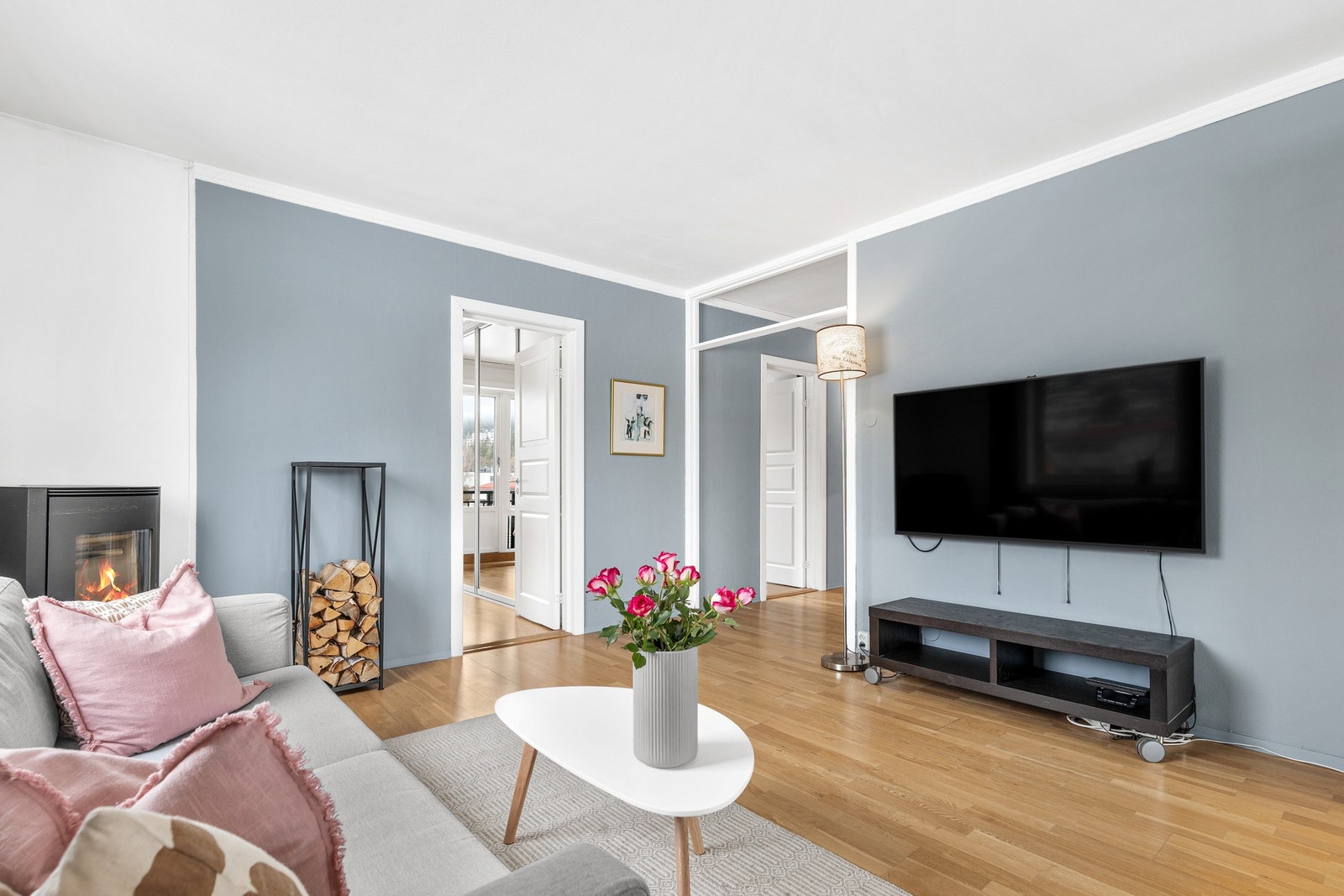 Rommet har parkett på gulvet og vegger malt i en lys blå farge Galleribilde