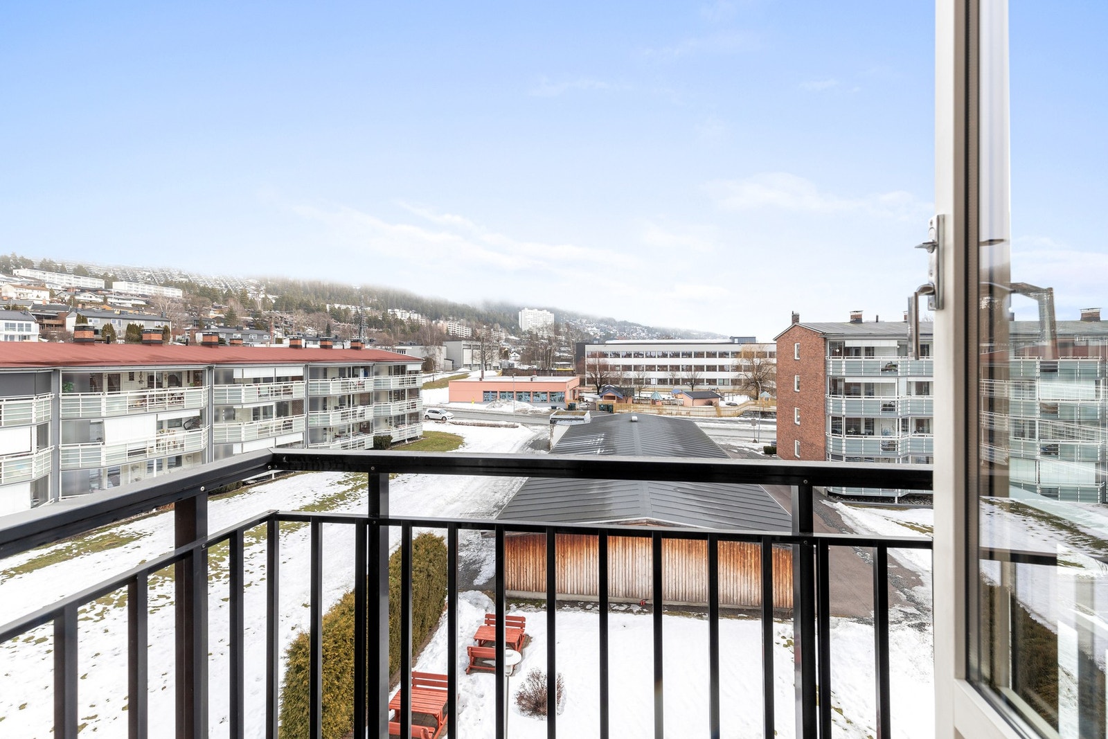 Fra hovedsoverommet er det utgang til østvendt balkong på ca. 2 kvm Galleribilde