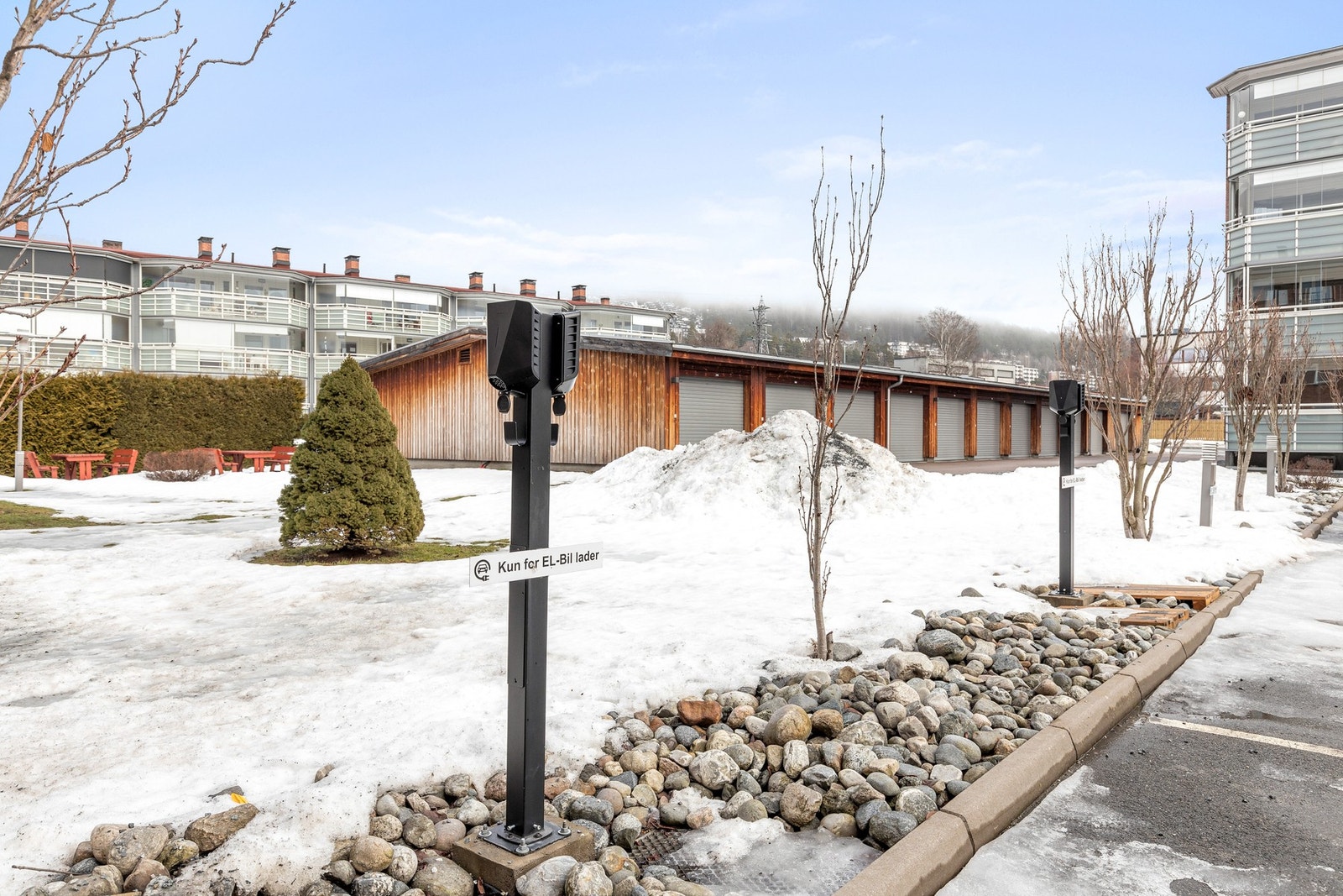 Det er opprettet 8 parkeringsplasser for El-bil lading (4 plasser ved blokk 200 og 4 plasser ved blokk 212) Galleribilde