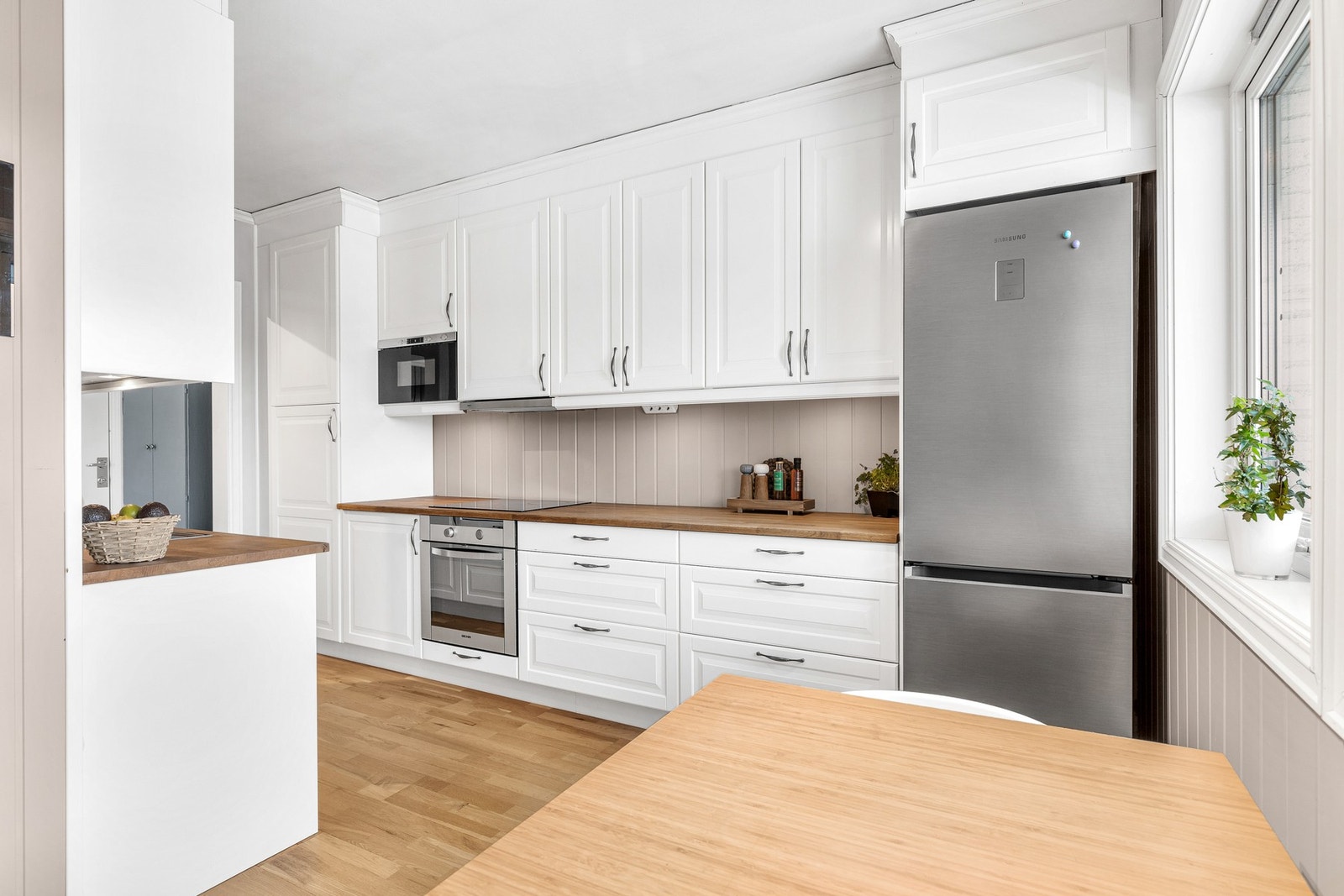 Kjøkkenet er utstyrt med integrert stekeovn, platetopp, oppvaskmaskin og mikrobølgeovn. I tillegg finnes et frittstående kjøleskap med fryser Galleribilde