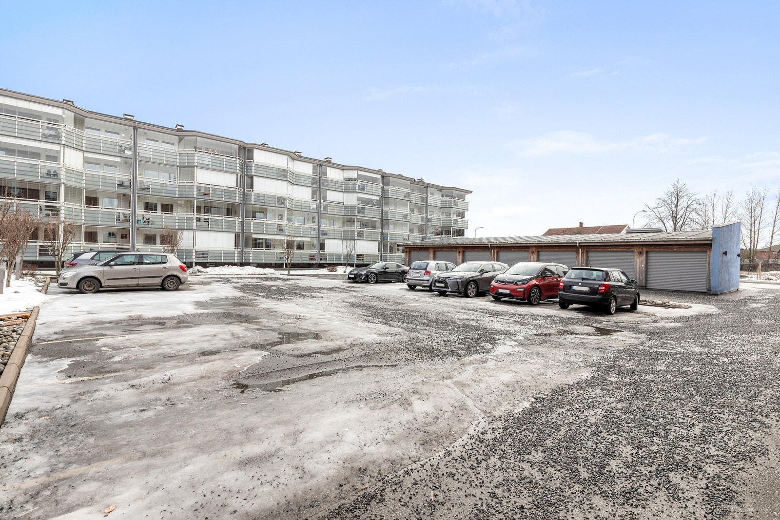 Det er mulig å leie parkeringsplass i garasje eller på utvendig p-plass. Plassene tildeles etter venteliste Galleribilde