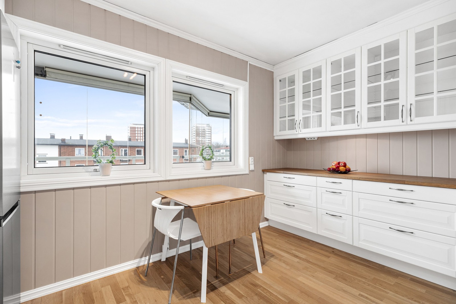 Innredningen har godt med både skap- og benkeplass Galleribilde