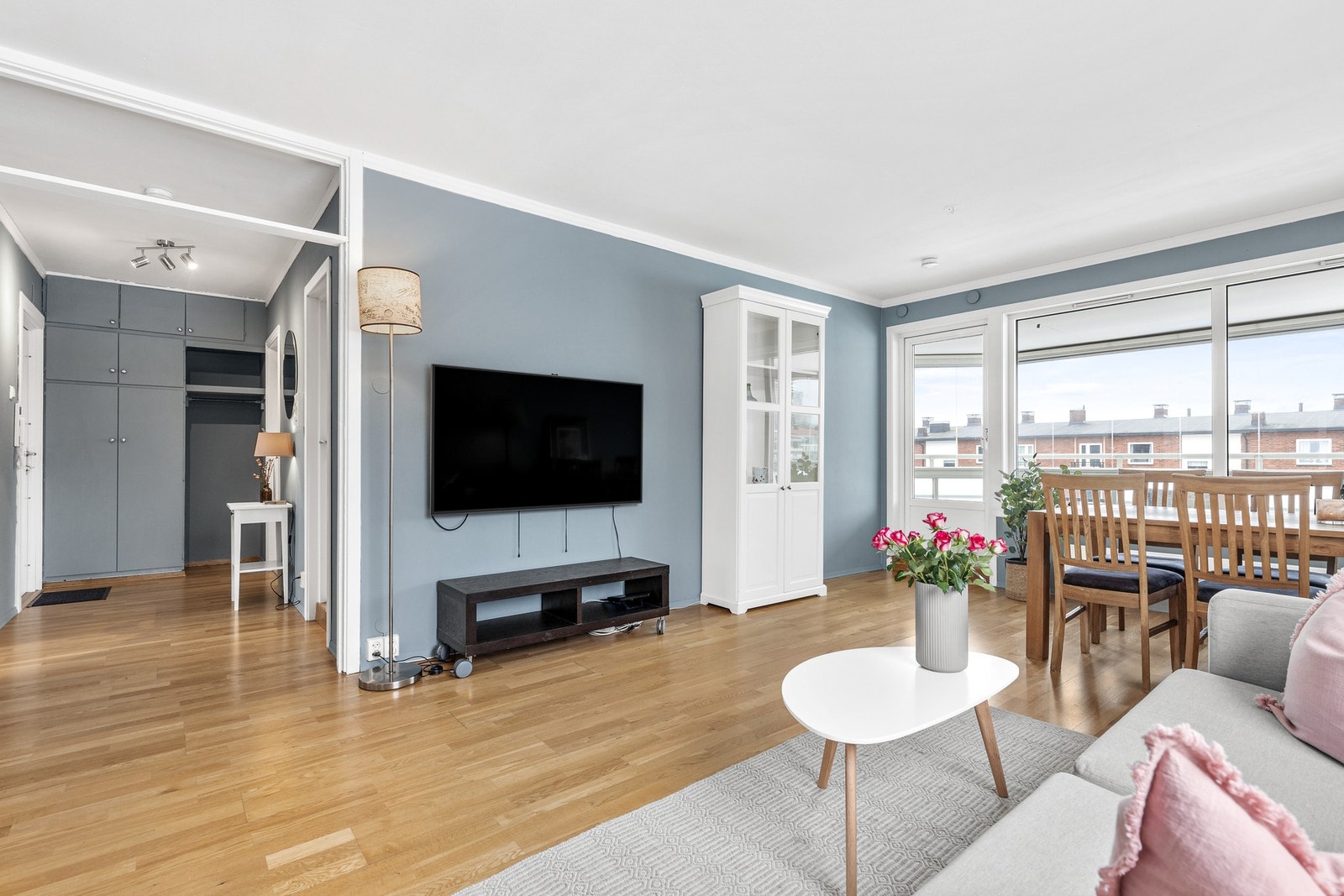 Det er fin plass til både sofa og spisebord Galleribilde