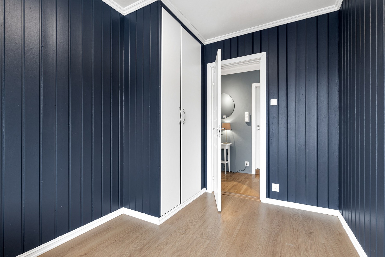 Soverom 2 er også av fin størrelse, og har laminat på gulv, panelplater på vegger og slett flate i himling Galleribilde