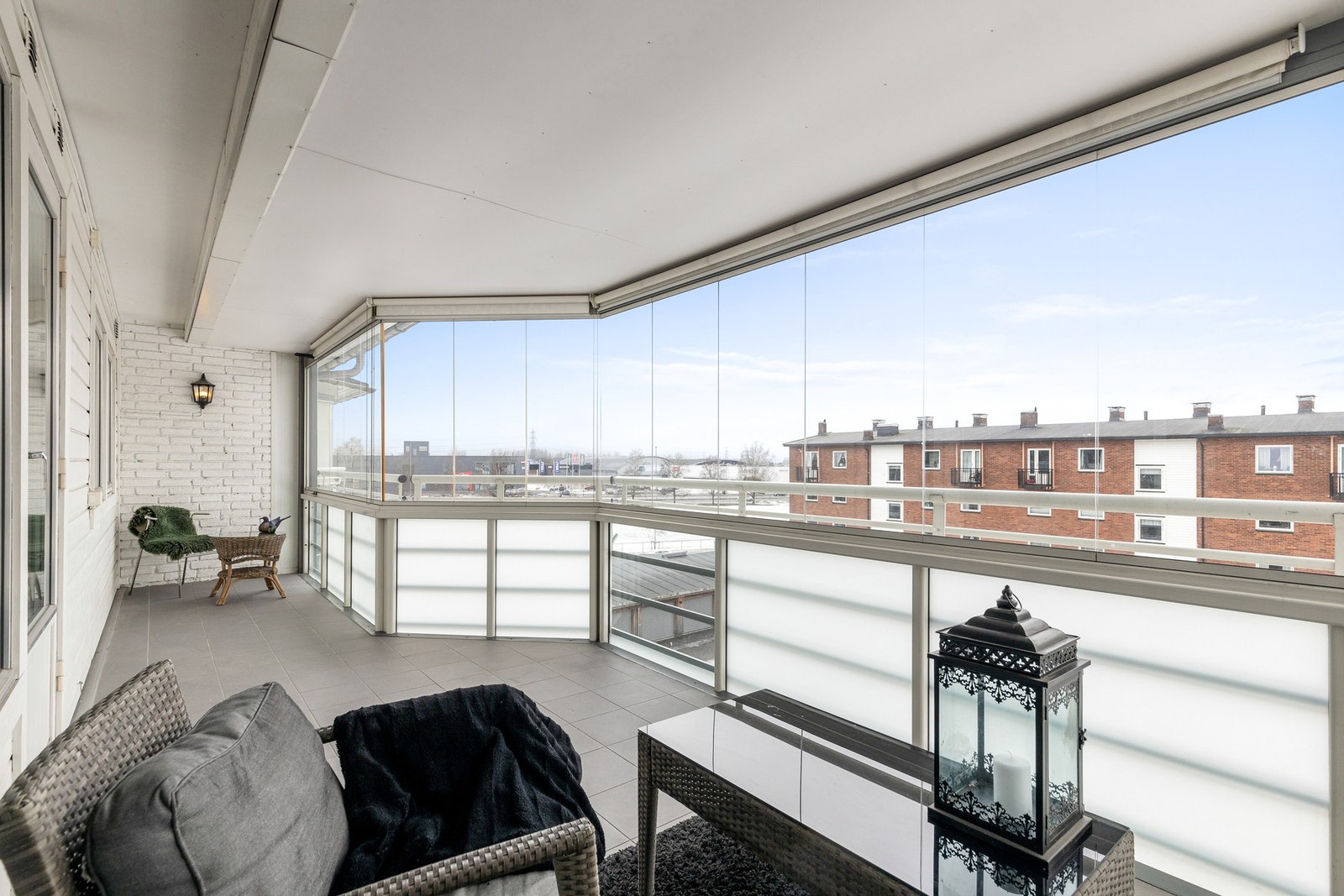 Balkongen fungerer som en naturlig forlengelse av stuen og er utstyrt med utebelysning, rullegardin samt en utvendig stikkontakt Galleribilde