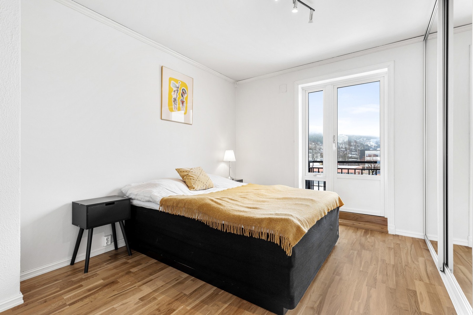 Hovedsoverommet har fin plass til dobbeltseng, nattbord og øvrig møblement Galleribilde