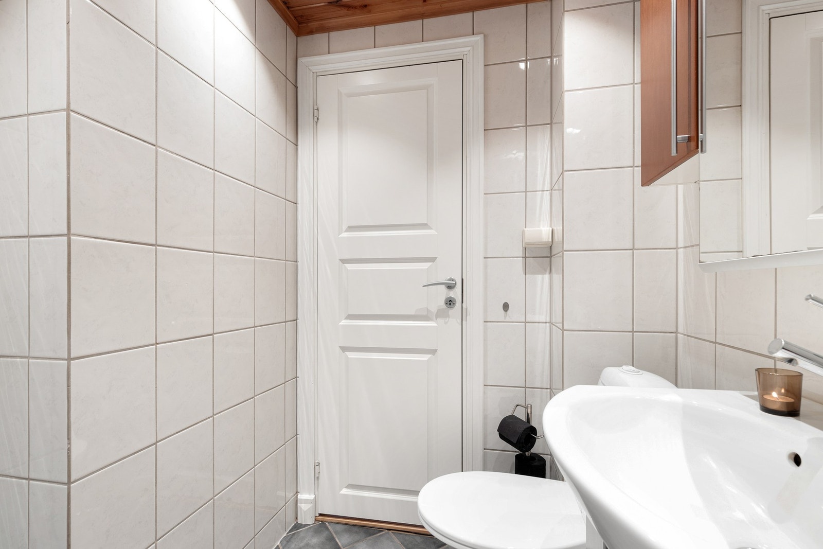 Badet er videre utstyrt med automatisk vannstopper med fuktsensor og opplegg for vaskemaskin Galleribilde