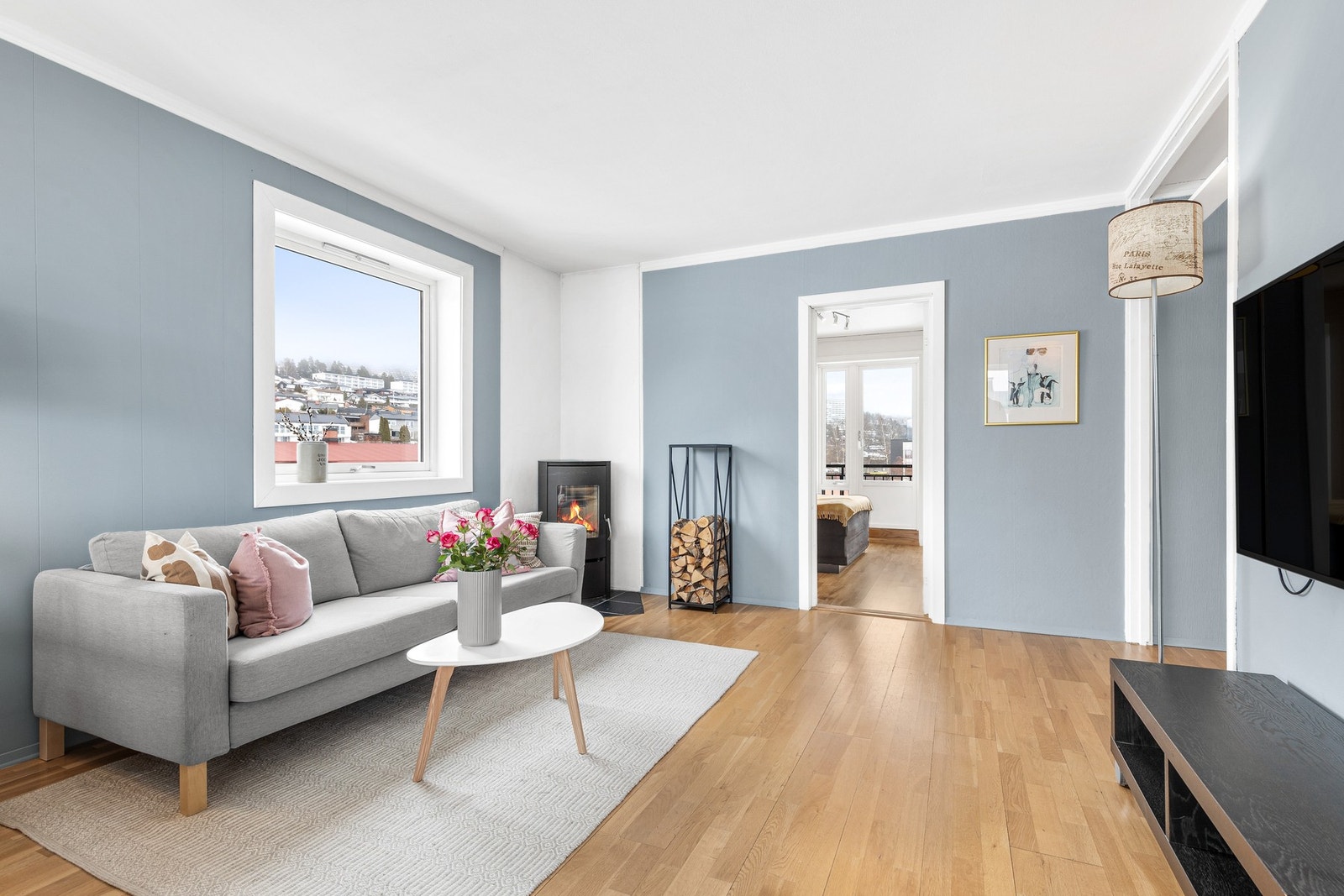 En praktisk peisovn er montert i det ene hjørnet, som gir både god varme og stemning Galleribilde