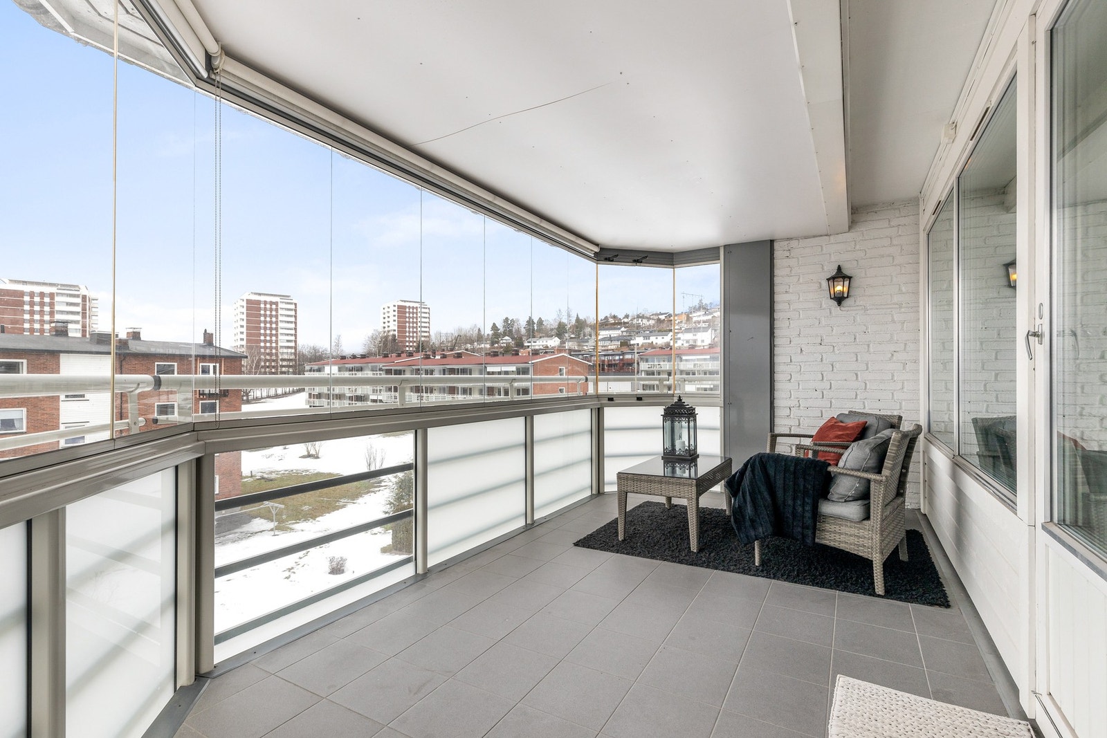 Fra stuen er det utgang til en vestvendt innglasset balkong på ca. 18 kvm Galleribilde