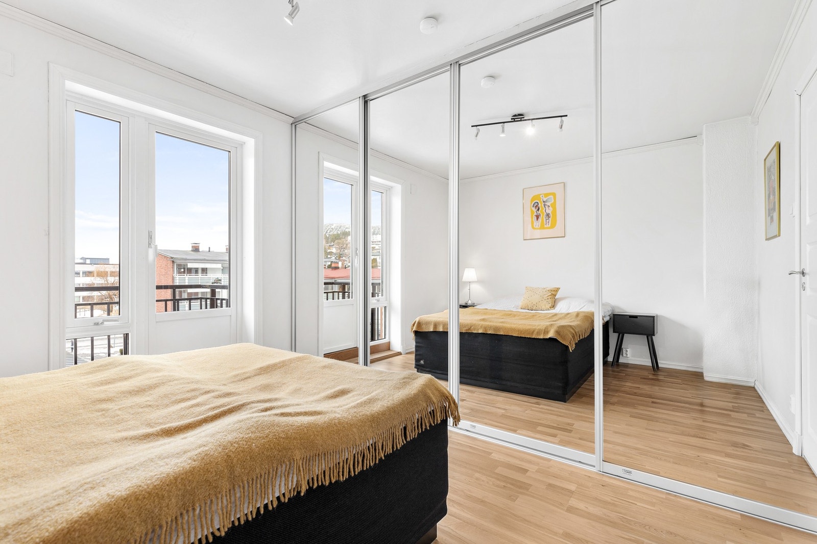 Meget god oppbevaringsplass i stor skyvedørsgarderobe med speilfronter Galleribilde