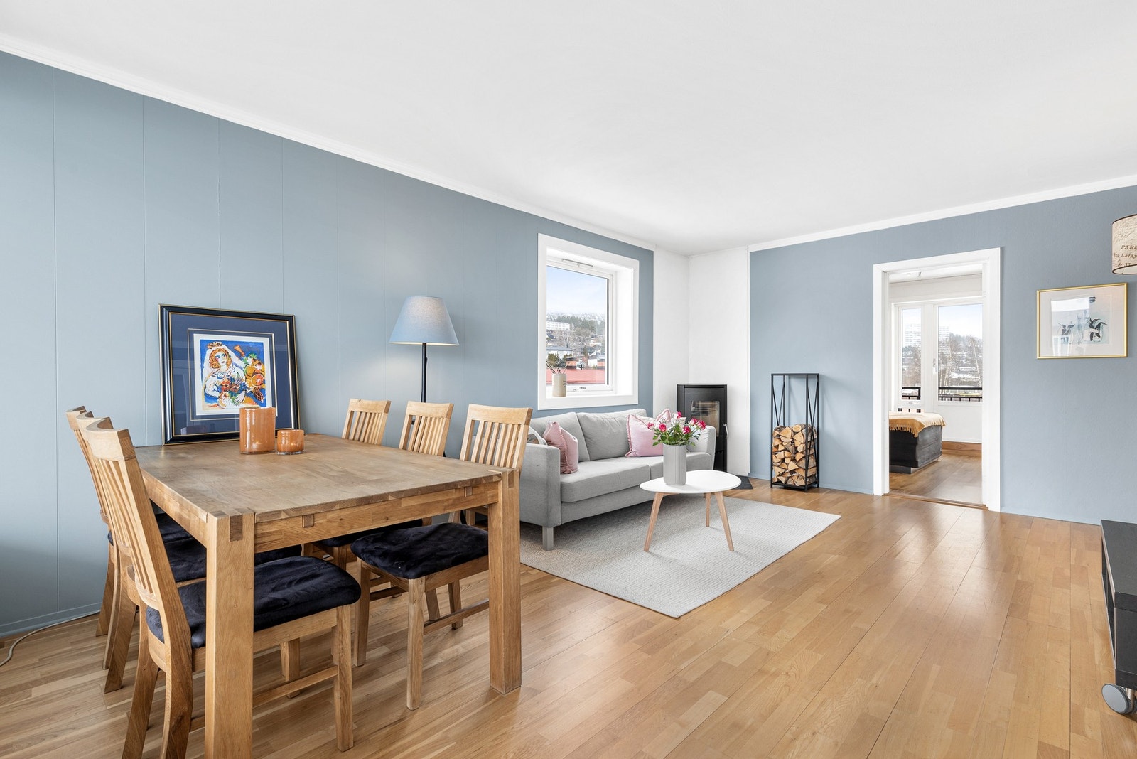 Leiligheten har en pen og lys stue med store vindusflater på to sider som gir rikelig med dagslys Galleribilde