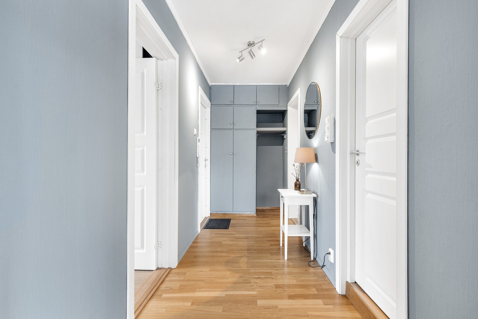 Romslig entré med plassbygde skap for praktisk oppbevaring og callinganlegg Galleribilde