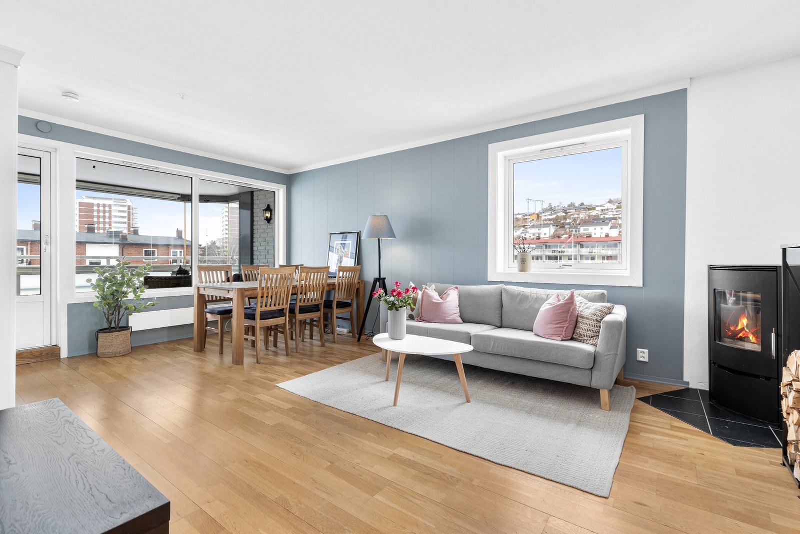 Velkommen til Betzy Kjelsbergs vei 200C - En lys og velholdt andelsleilighet med to soverom, to balkonger og pent kjøkken med integrerte hvitevarer Galleribilde