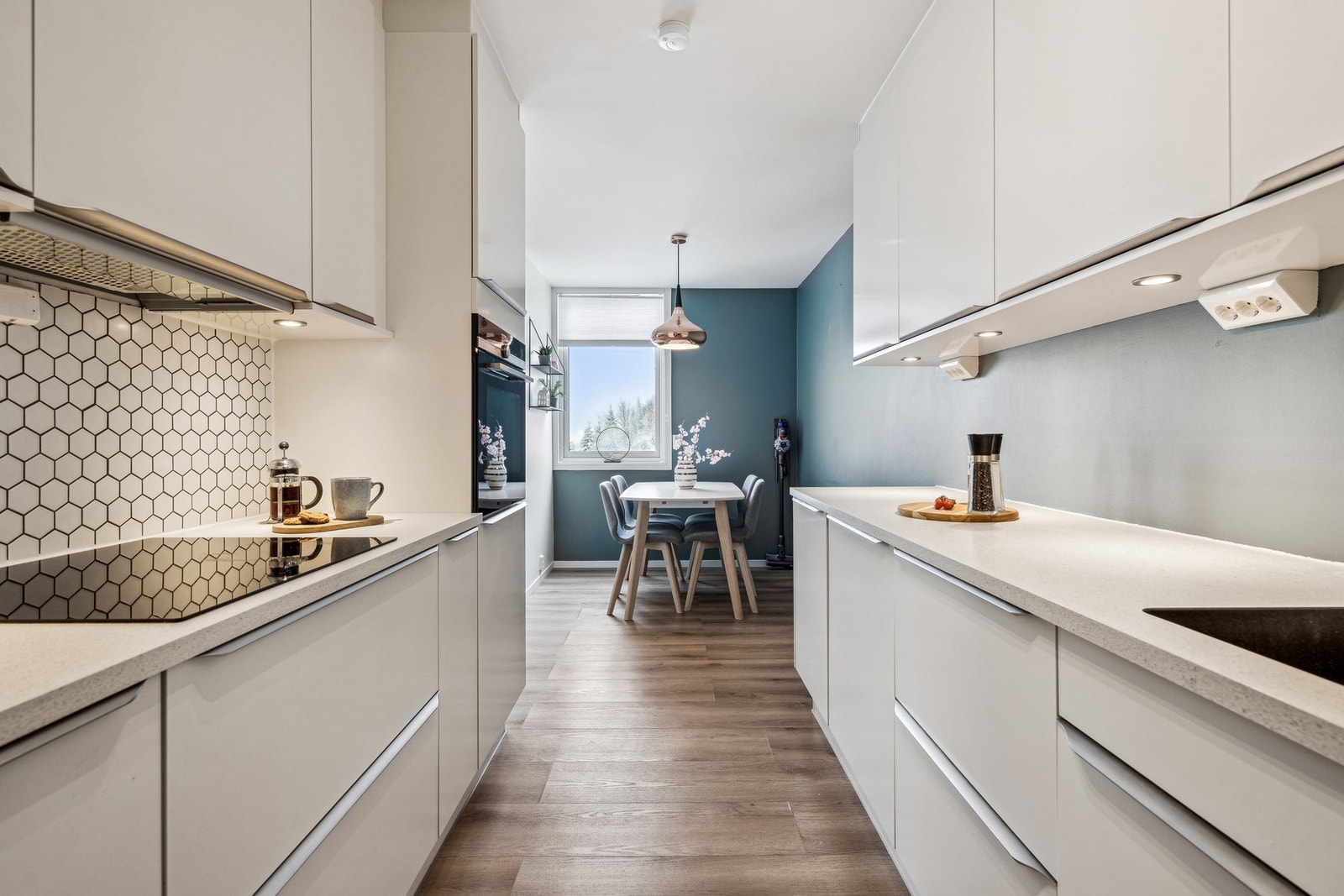 Integrert stekeovn, koketopp, oppvaskmaskin, frys/kjøleskap. Hyggelig spiseområde mellom stue og kjøkken. Galleribilde