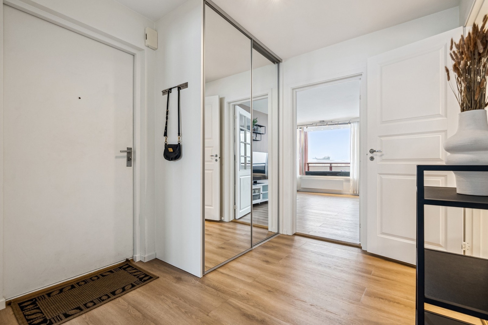 Gang - Skyvedørsgarderobe med speil. Galleribilde