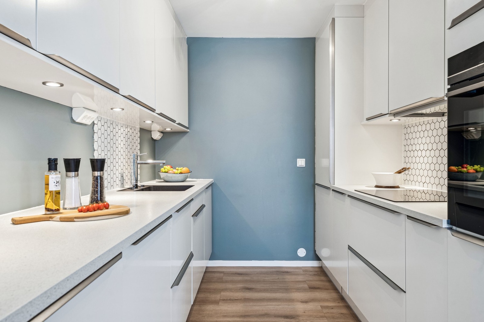 Godt med skap- og benkeplass. Galleribilde