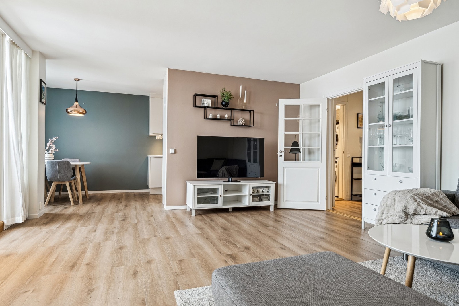 Lys og pen stue med god plass til flere sittegrupper. Galleribilde