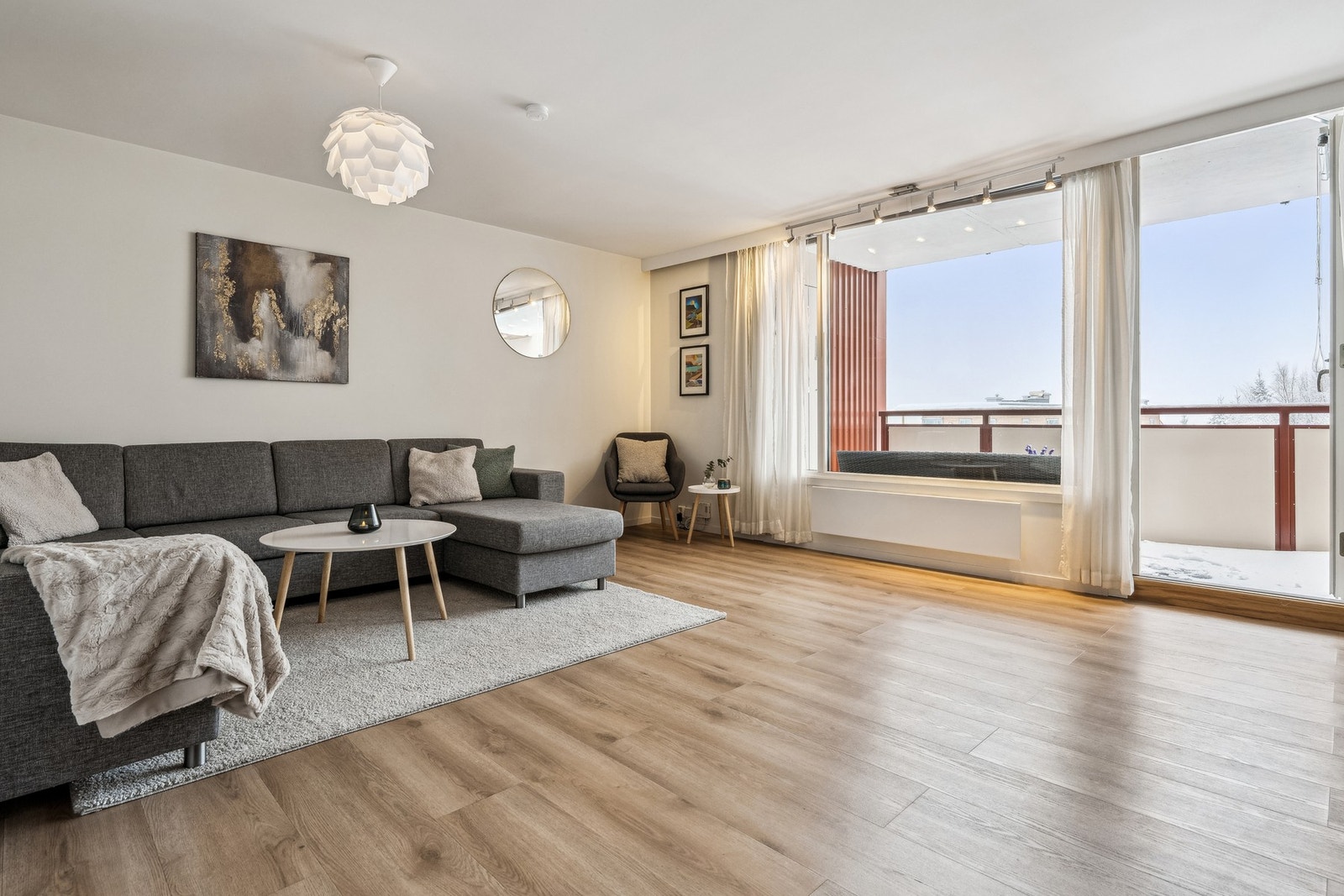 Store vindusflater som gir godt med naturlig lys inn i rommet. Galleribilde