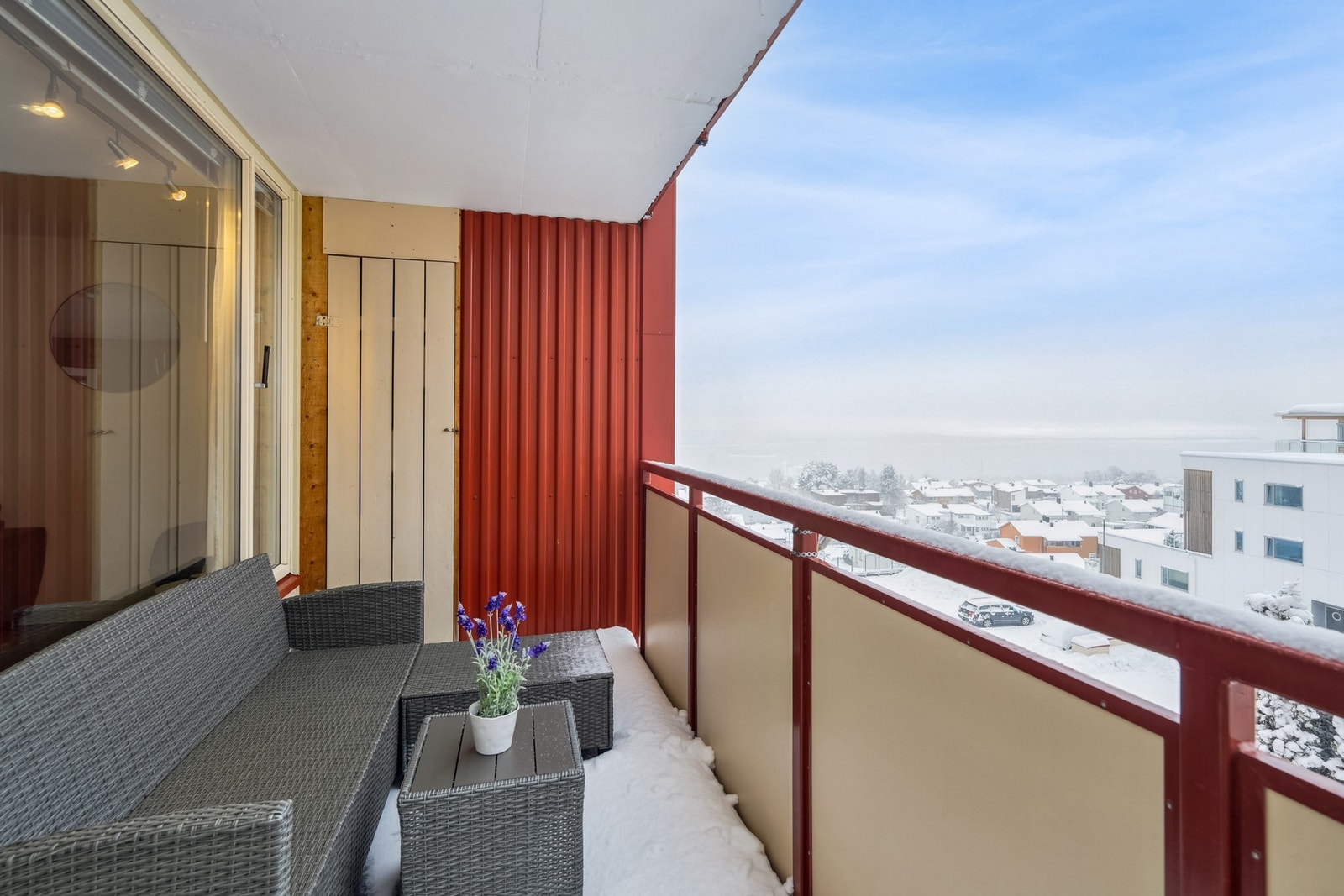 Balkong på ca. 7 kvm. Utendørs bod. Galleribilde