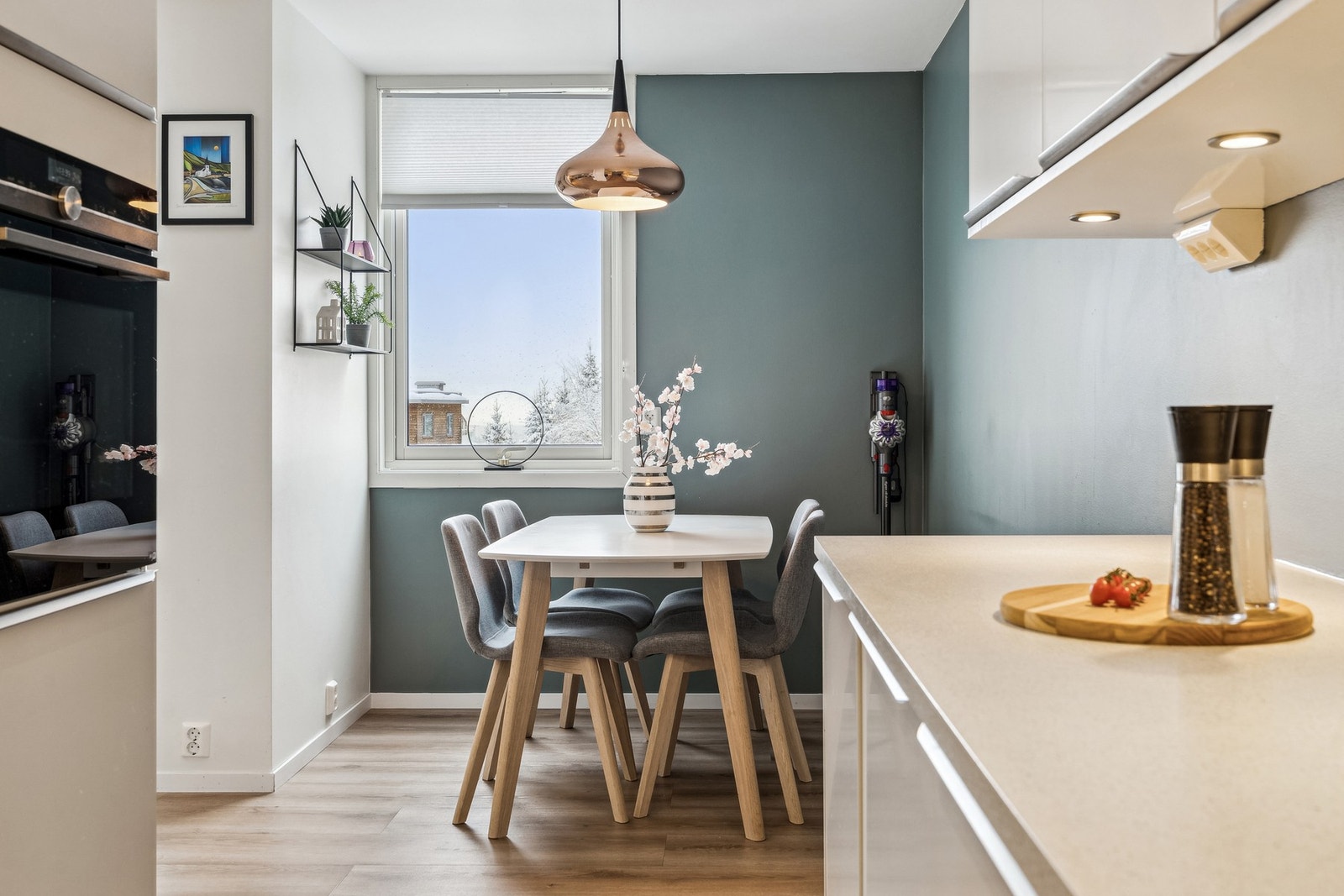 Eiendomsmegler1 v/Amandus Sagøy Rindsem har gleden av å presentere denne pene 3-romsleiligheten i Solbakken Terrasse 43 B. Galleribilde