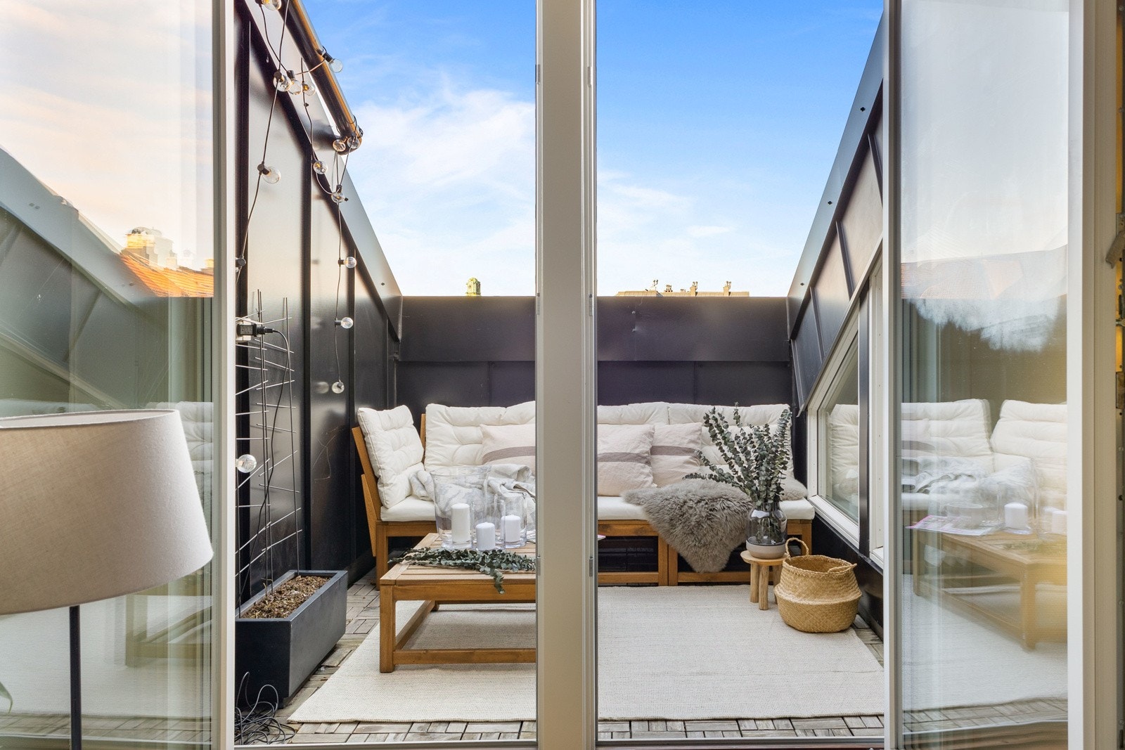 Doble dører som kan åpnes opp slik at terrassen blir en fin forlengelse av stuen Galleribilde