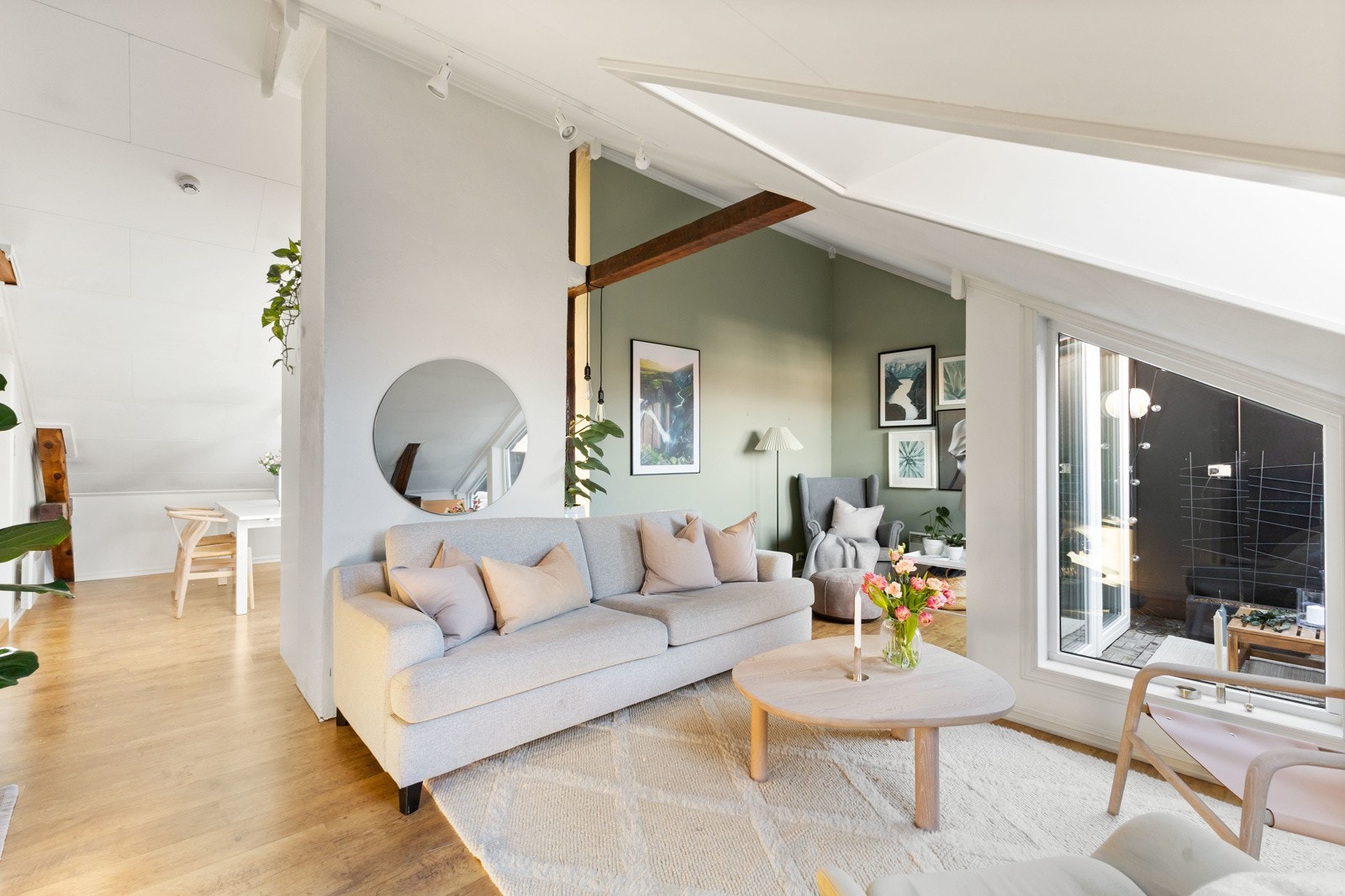 Flott stue med to soner Galleribilde