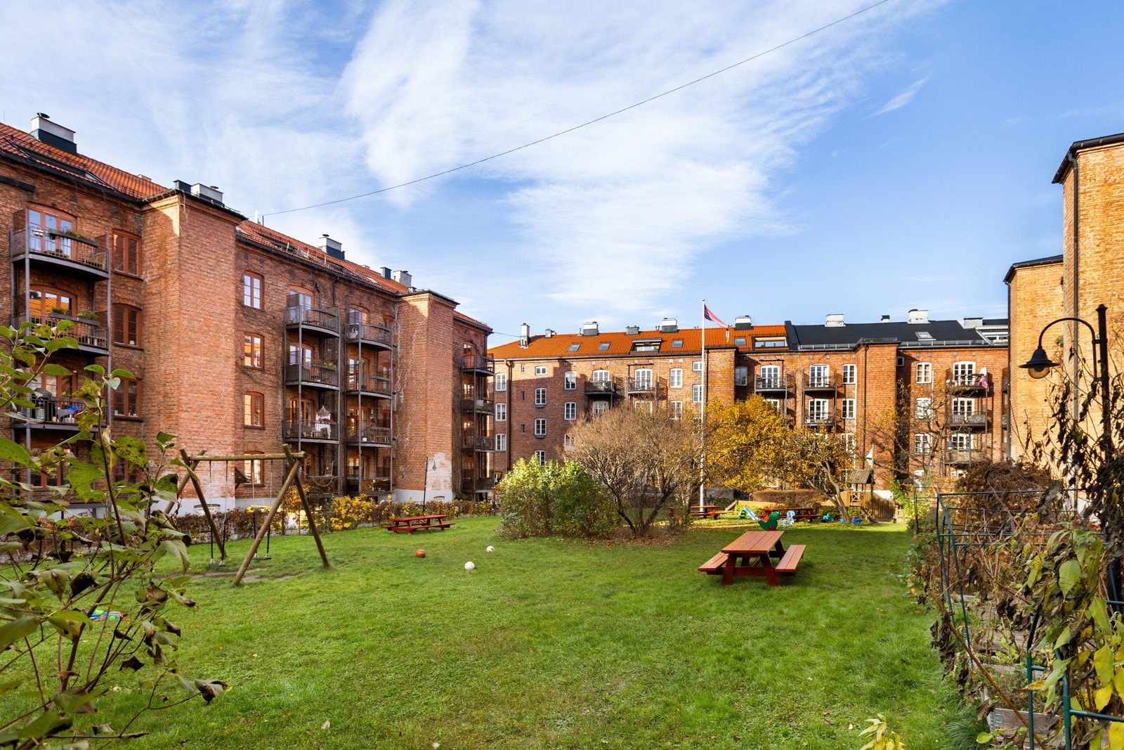 Fine fellesområder med utegrill, og sittegrupper, lekeplass og sykkelparkering Galleribilde