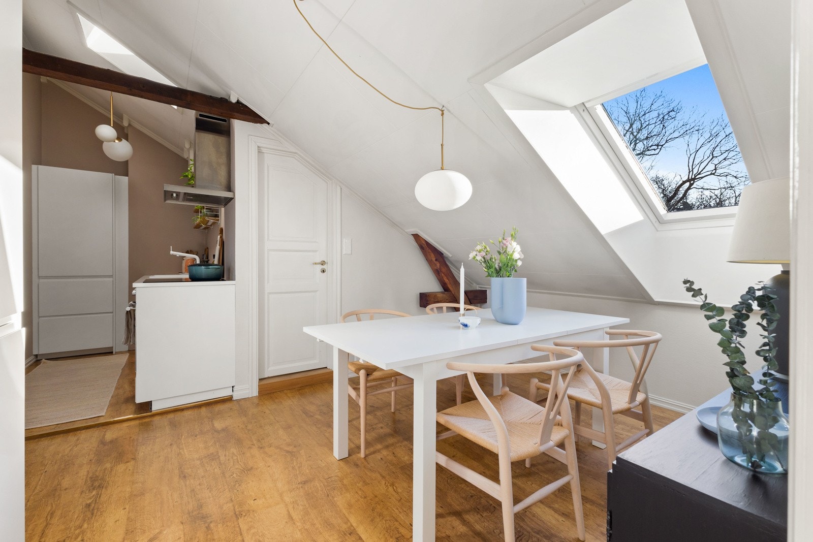 Kjøkkenet er fint plassert ved spisestuen Galleribilde