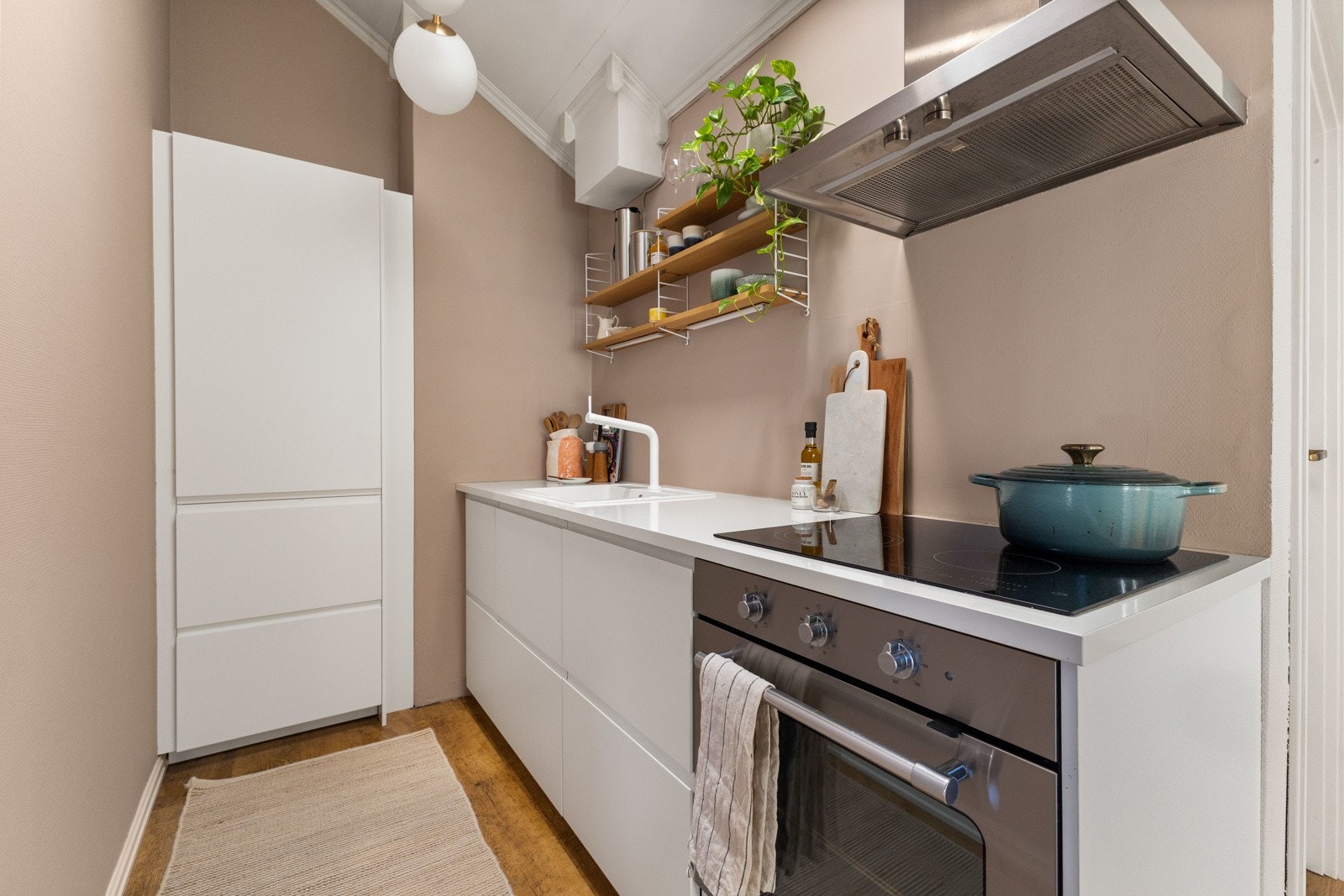 IKEA-kjøkken fra 2018 med integrerte hvitevarer Galleribilde