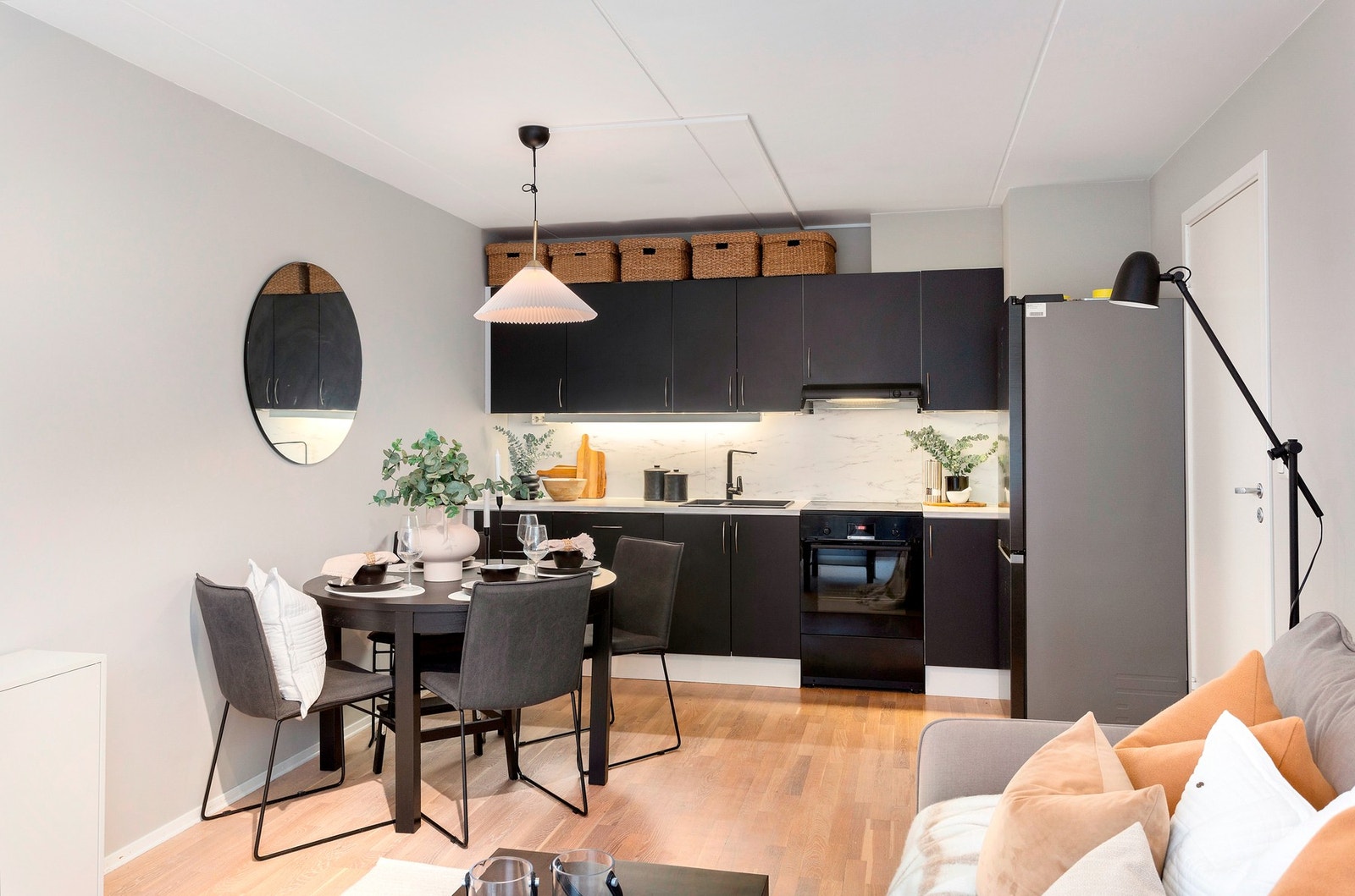 Pent kjøkken med mørke fronter samt ny benkeplate og ny vask. Galleribilde