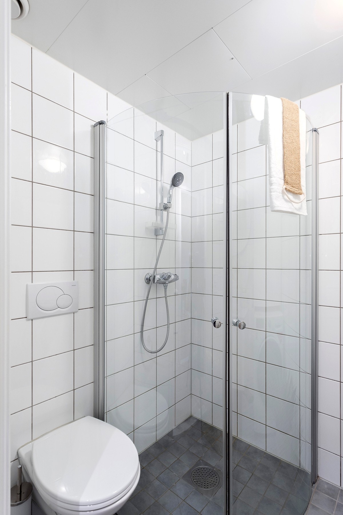 Dusjhjørne og toalett. Galleribilde