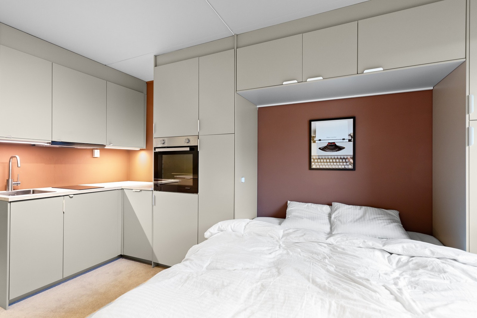 Nytt kjøkken med alle hvitevarer integrerte. Galleribilde