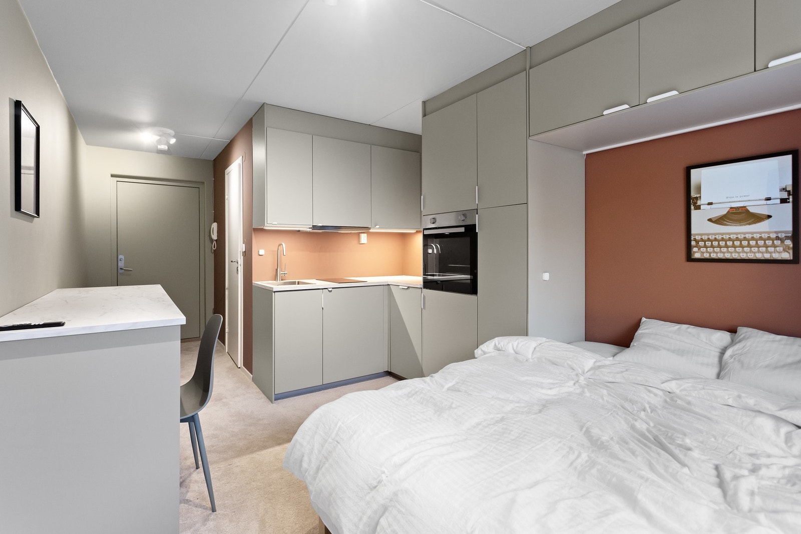 Her er vi inne i hybelen som er utleid for kr. 16.000,- pr mnd. Galleribilde