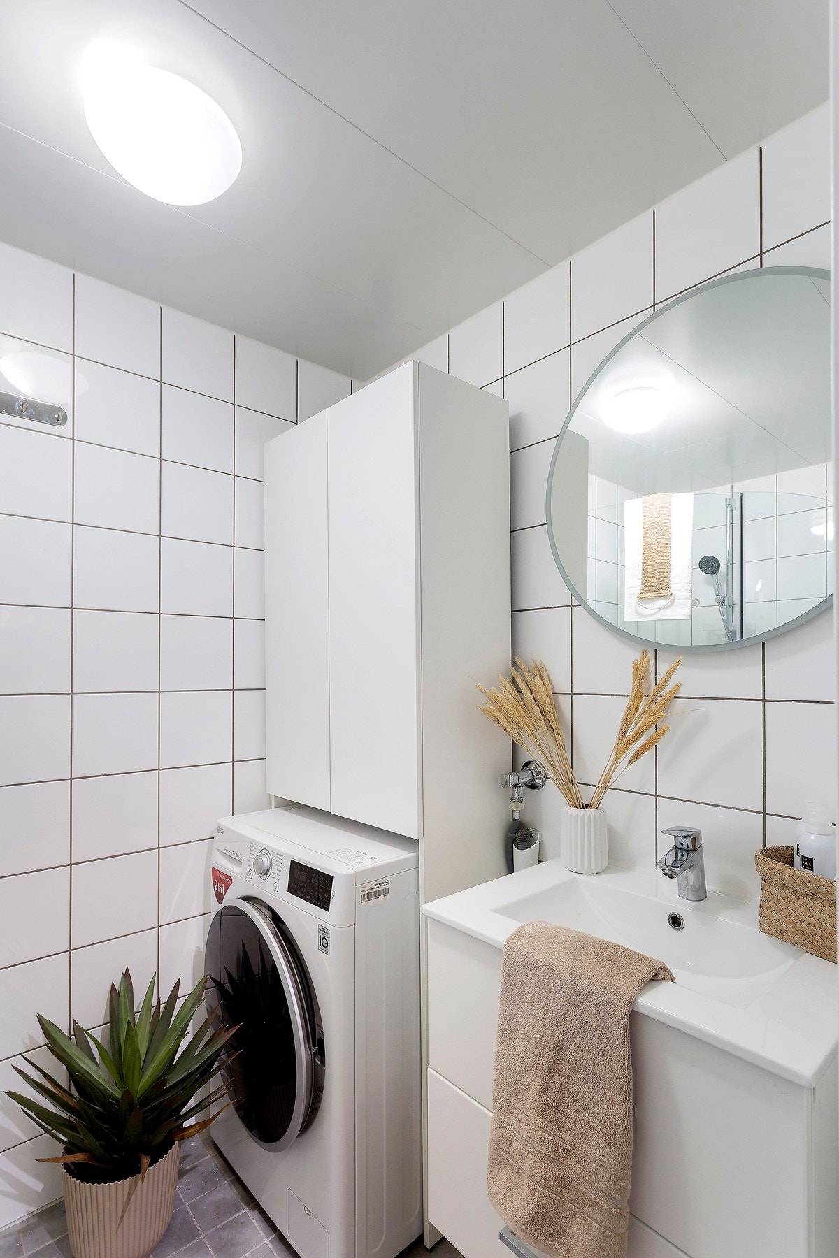 Helfliset bad med varmekabler i gulv. Opplegg for vaskemaskin. Galleribilde