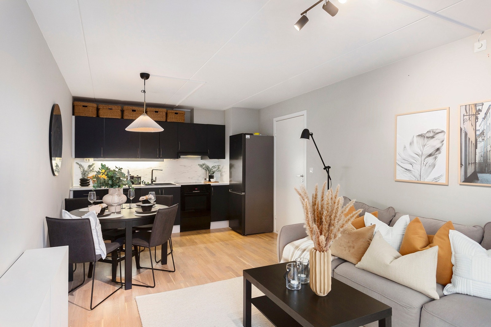 Plass til både sittegruppe og spisebord i stuen. Galleribilde