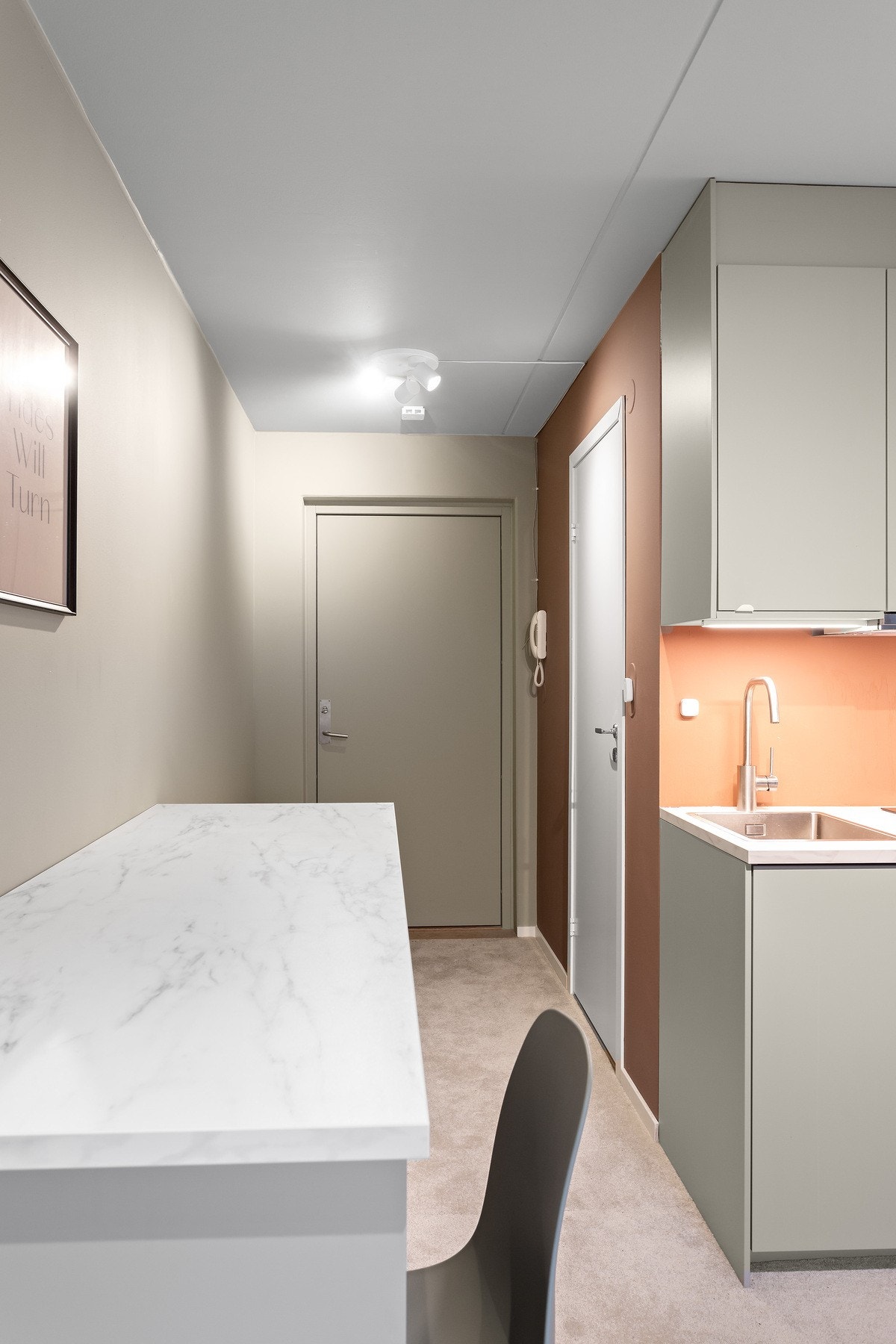 Hybelen har følelsen av å være inne på et lekkert hotell-rom. Galleribilde