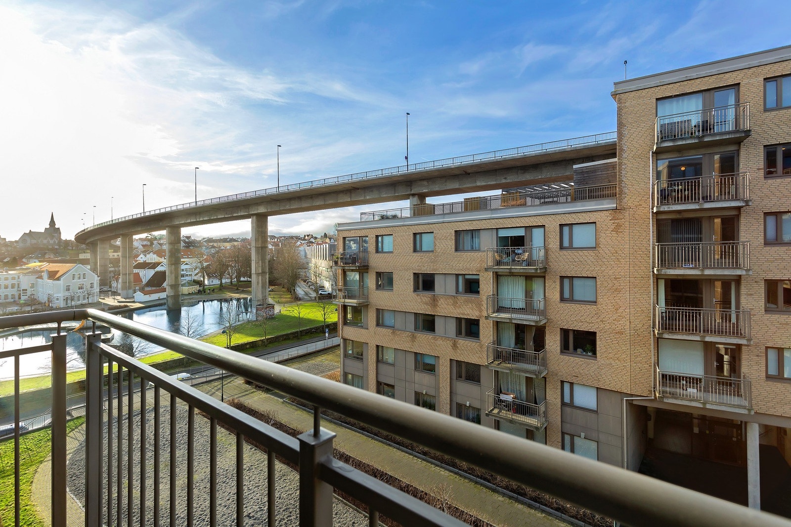 Flott utsikt mot Badedammen også. Her er det sol fra midt på dagen til den går ned bak nabobygget på kvelden. Galleribilde