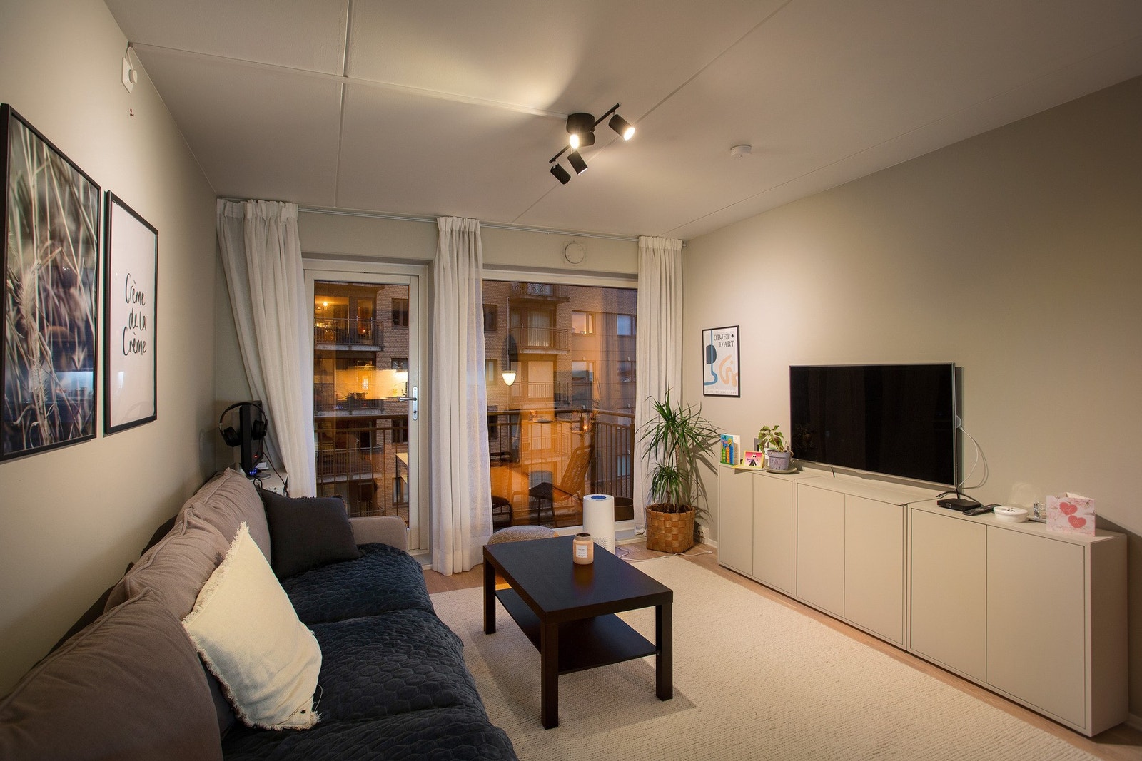 Hele leiligheten har parkett på gulv som er nylig pusset. Galleribilde