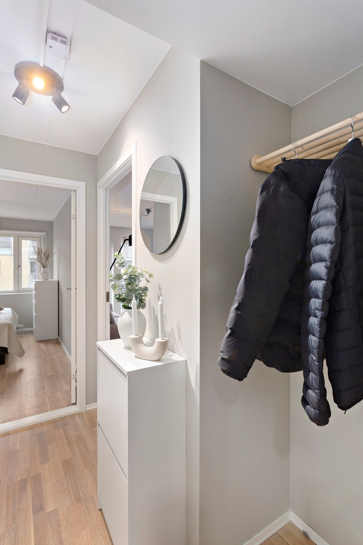 Entré med nisje for å henge fra seg yttertøy og sko. Galleribilde