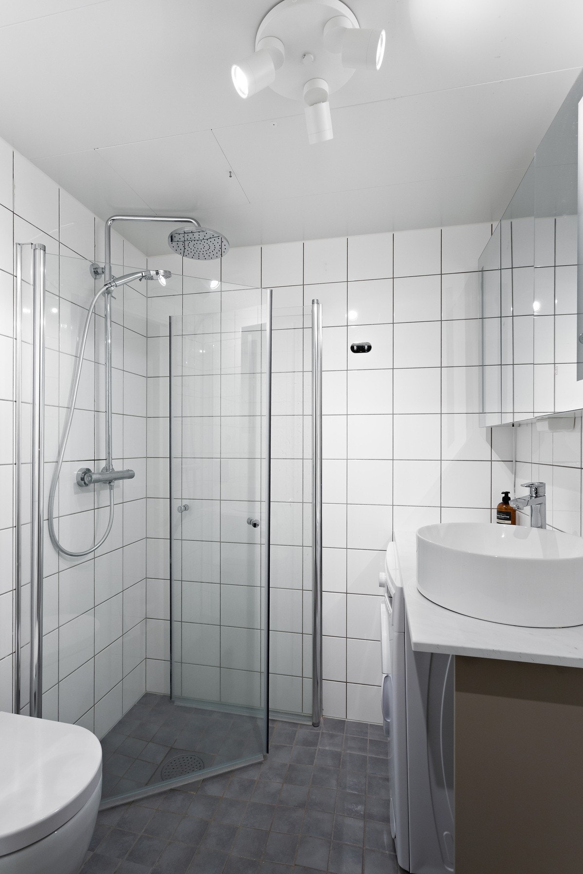 Bad i hybelen. Også dette er helfliset og har opplegg for vaskemaskin. Galleribilde