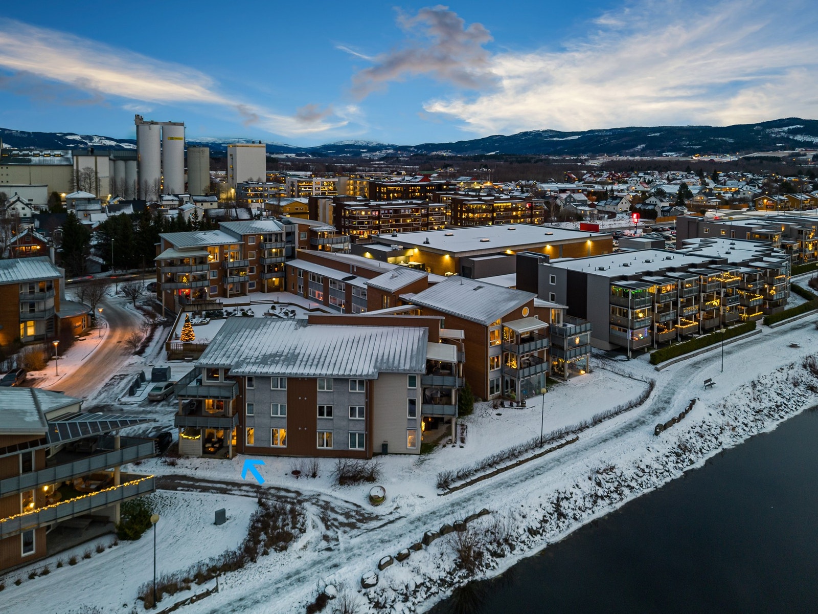 Litt tilbaketrukket fra elva men fremdeles utsikt over elva. Galleribilde