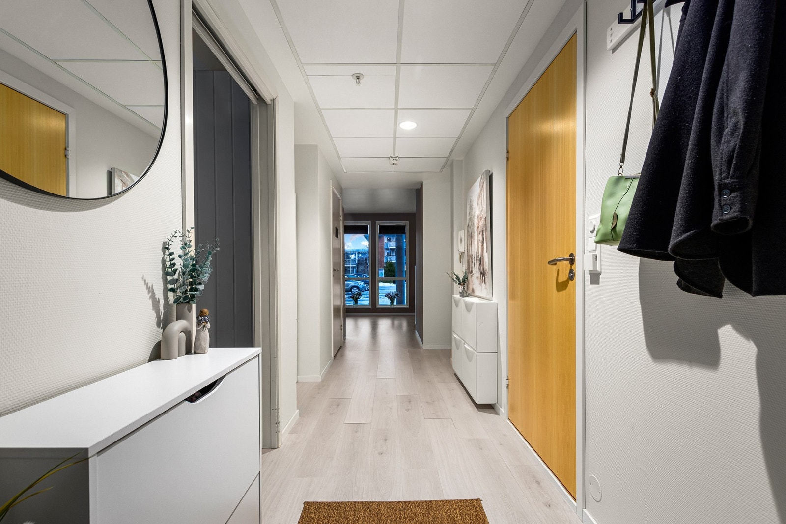 Gang sett fra inngangsdøra. Galleribilde