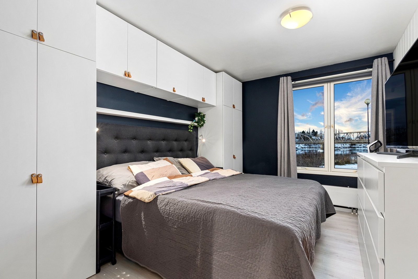 Hovedsoverom. Det er ordnet godt med skapplass her. Her kam man stå opp med utsikt over elva. Galleribilde