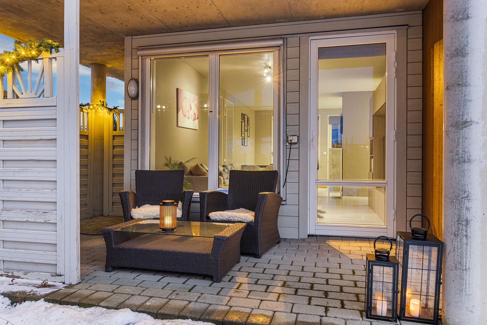 Skjermet vestvendt uteplass som er takoverbygd. Her kan man nyte ettermiddagssola og utsikt over elva. Galleribilde